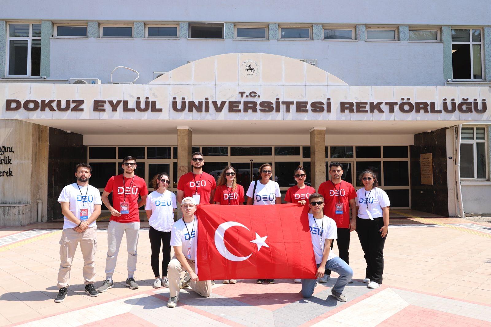 DEÜ ÖĞRENCİLERİNDEN ZAFER YÜRÜYÜŞÜ’NE COŞKULU KATILIM