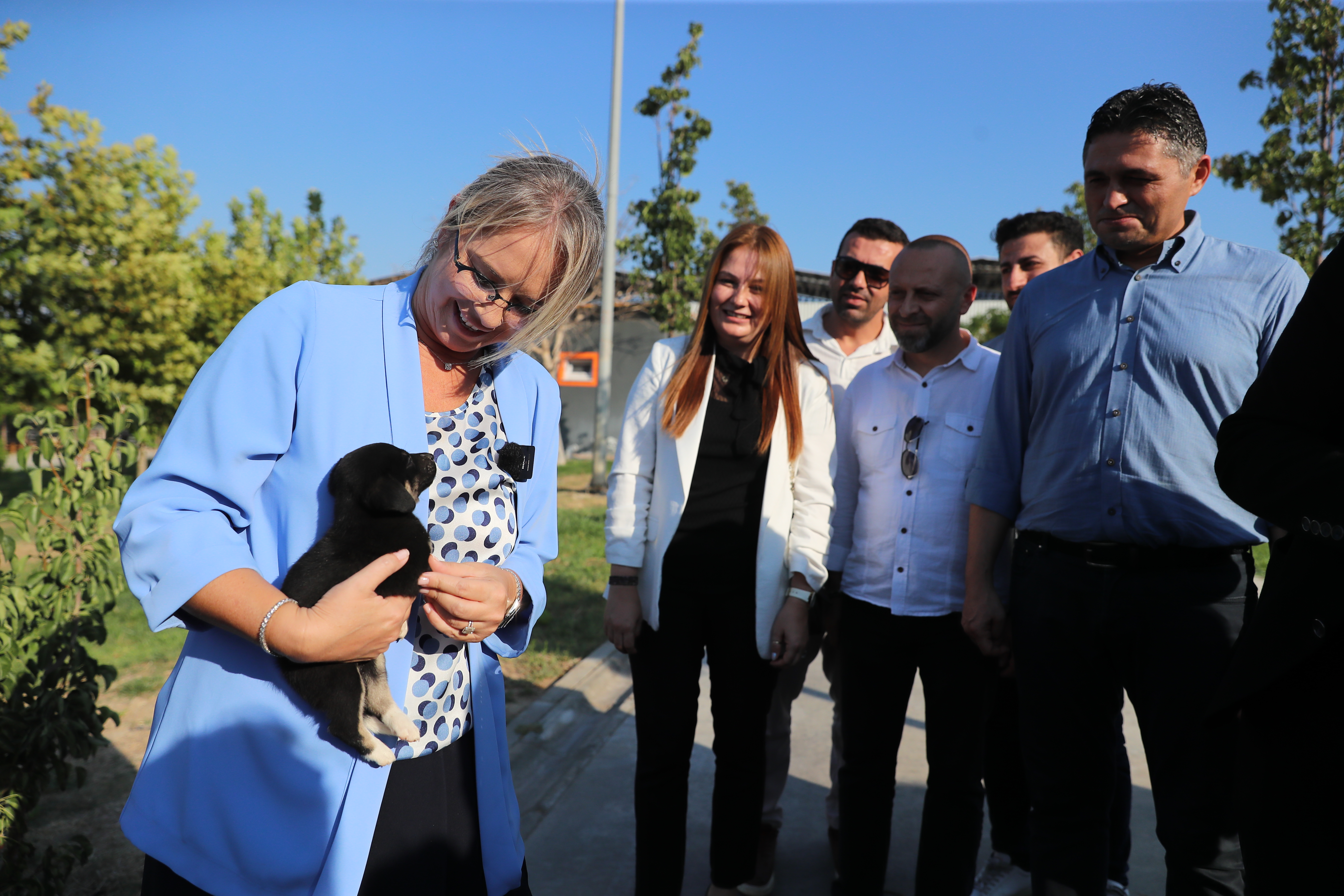 AK Parti İzmir Milletvekili Ceyda Bölünmez Çankırı Barınaktan Yavru Köpek Sahiplendi