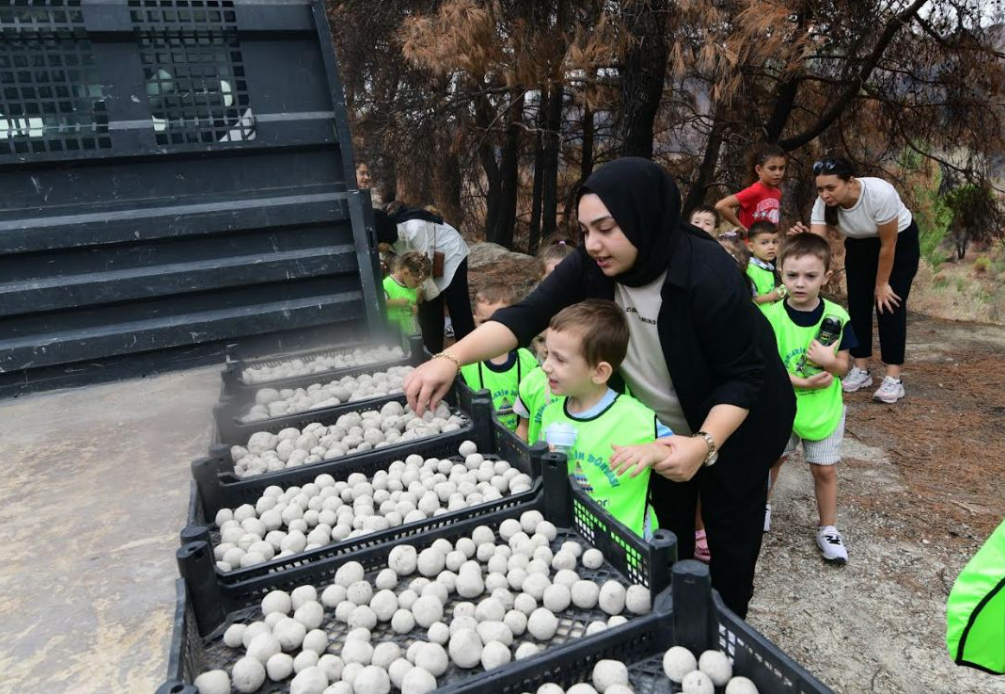 Bornova Belediyesi'nin küçük doğaseverlerle bomba işbirliği