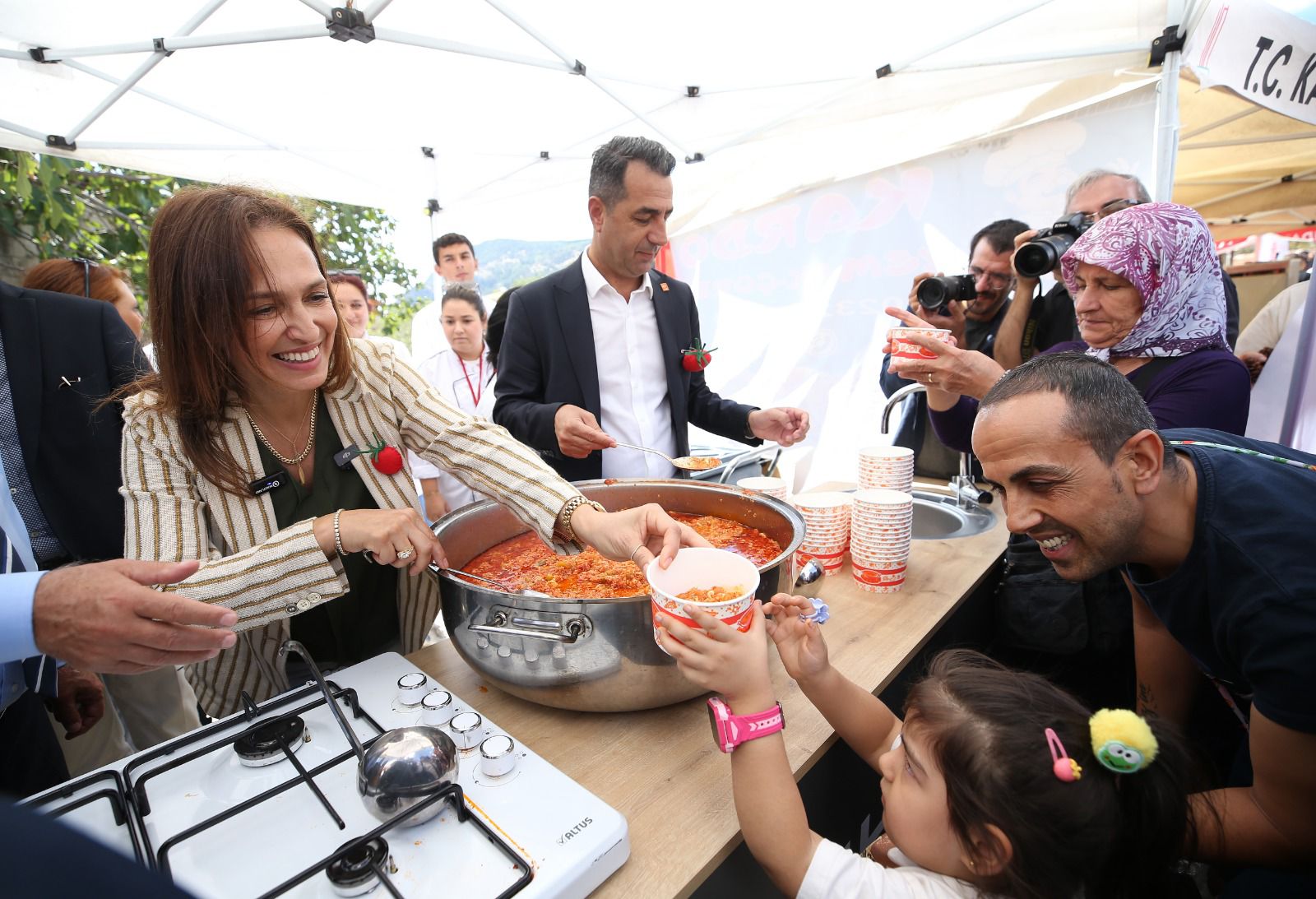 Yamanlar Domates Şenliği Karşıyaka’ya renk kattı