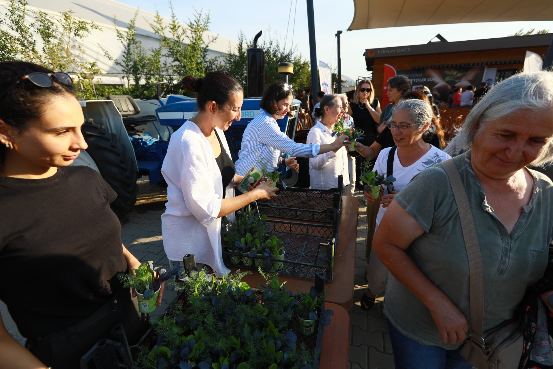 "Armağan Portakal kadın çiftçilere “Toprağın Ritmini” anlattı"