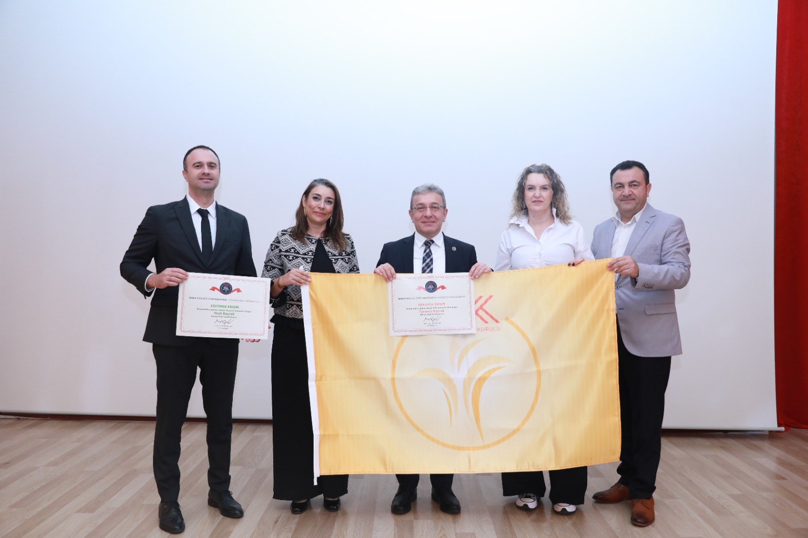 DEÜ, ENGELSİZ ÜNİVERSİTE ÖDÜLLERİ'Nİ KUTLADI: 17 BAŞARI ÖDÜLÜ SAHİPLERİNE TESLİM EDİLDİ