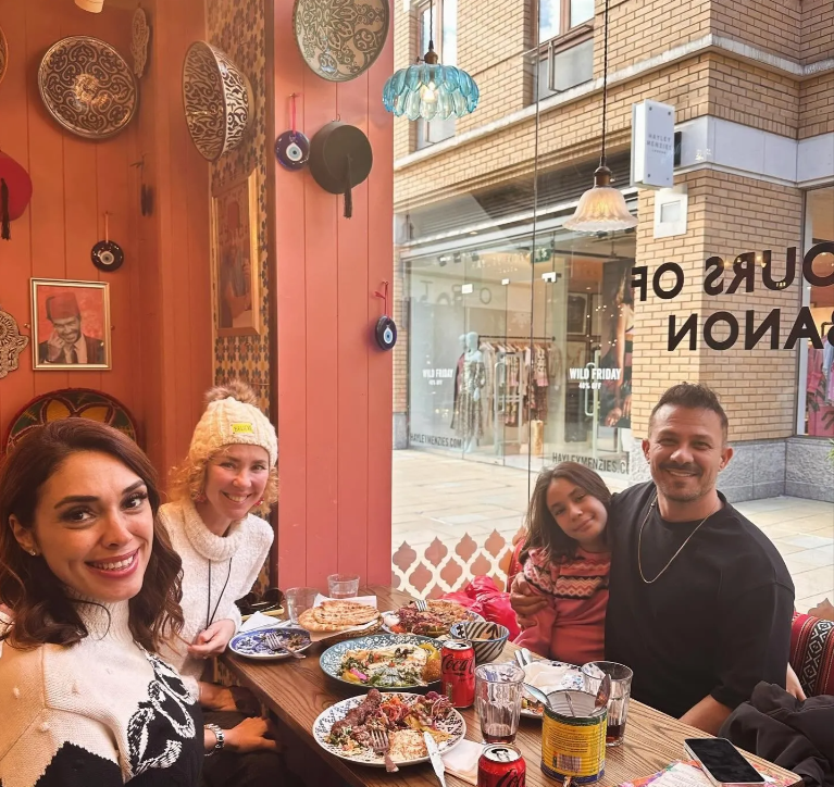 Londra'da sürpriz buluşma! Sihirli Annem'in Suzan'ı Zuhal Topal ile Betüş'ü İnci Türkay bir araya geldi!