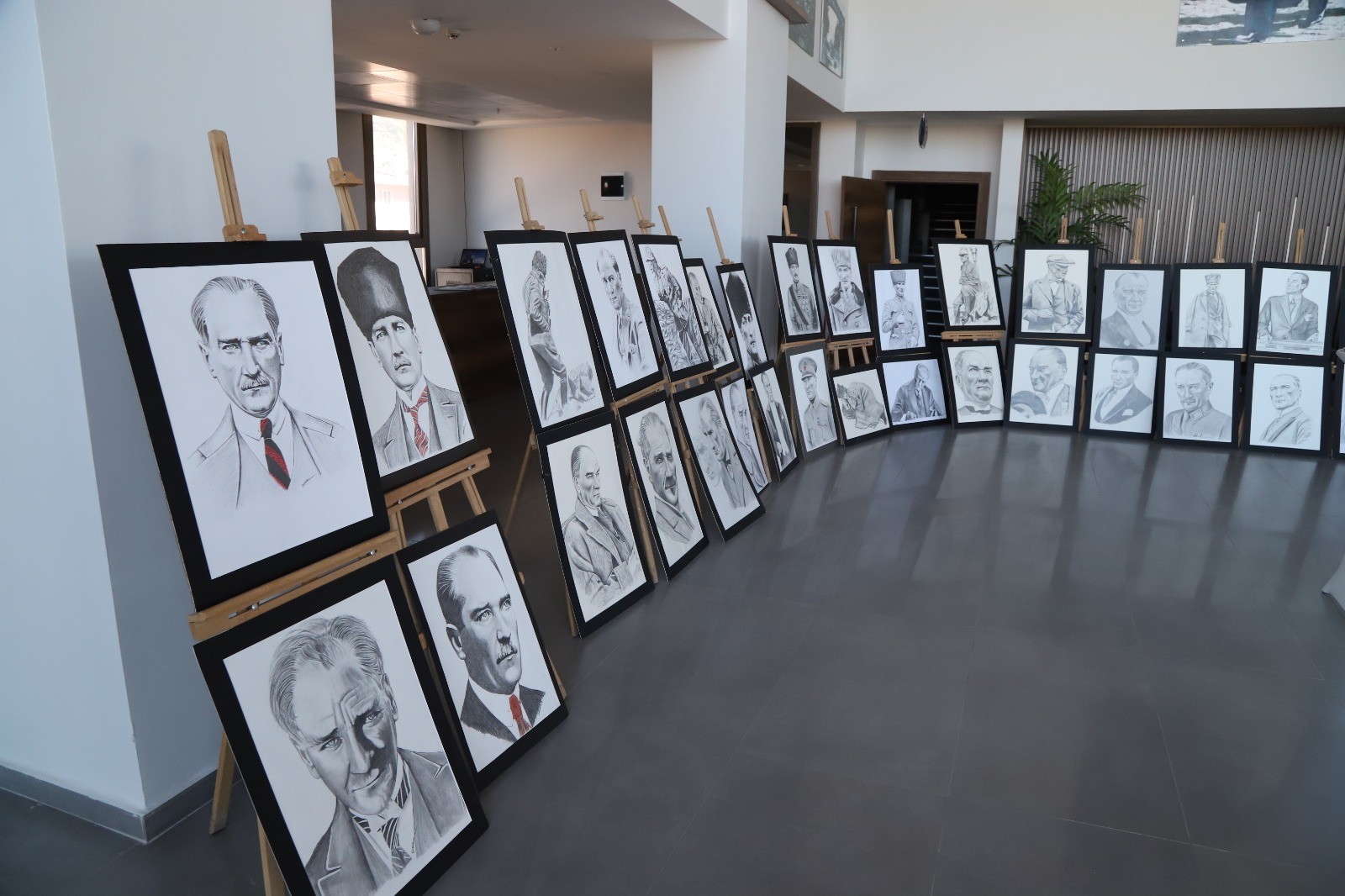 Dikili’de “Sarı Saçlı Mavi Gözlüm” konulu sergiye yoğun ilgi