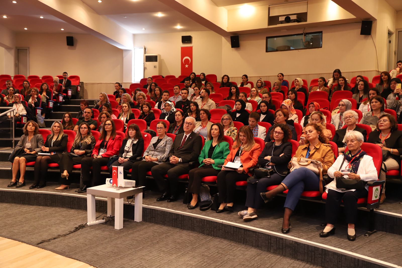 DEÜ'DE HEMŞİRELİK TEMEL BAKIMI KONGRESİ: BAKIM HİZMETLERİ VE TEKNOLOJİK YENİLİKLER MASAYA YATIRILDI