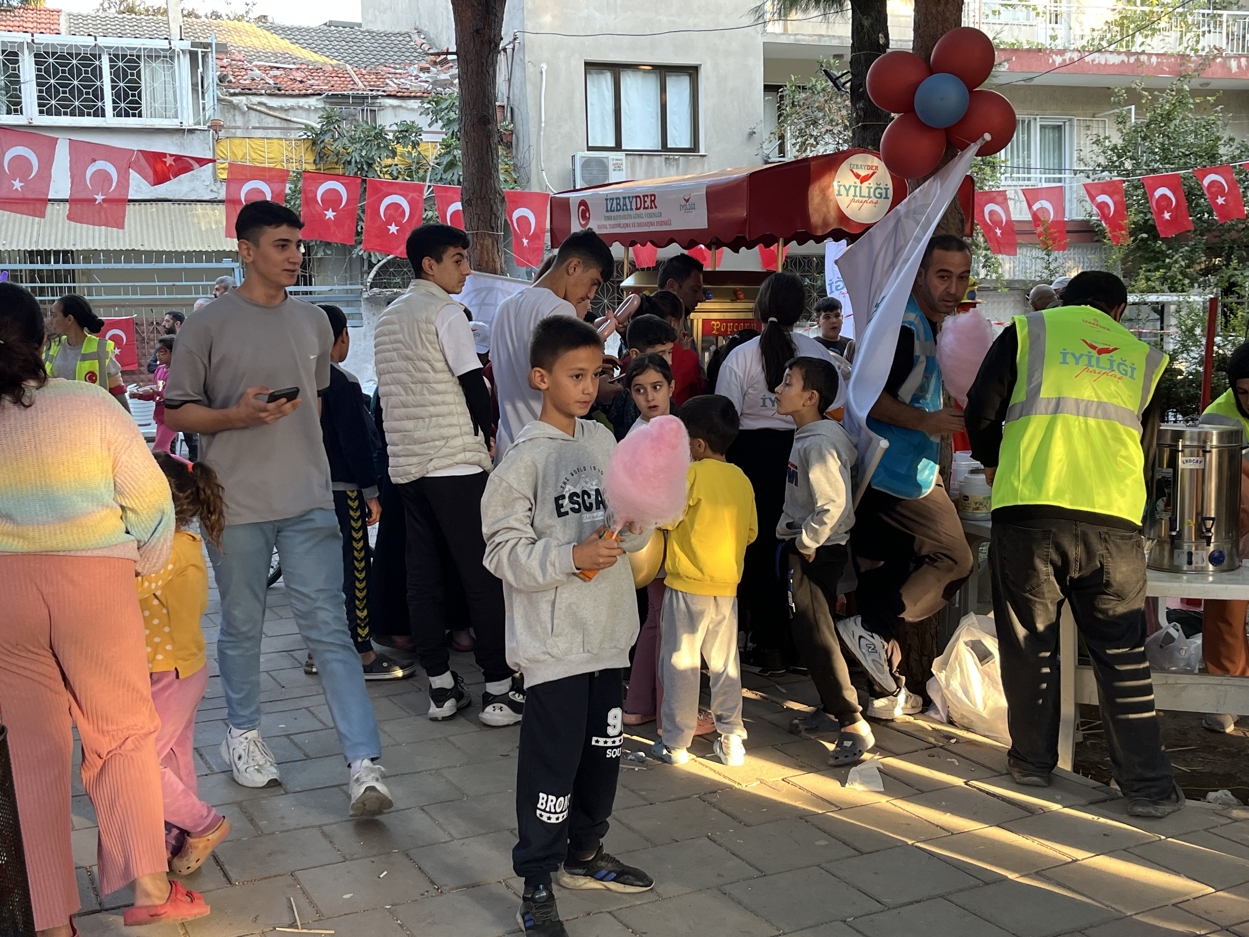 Bayraklı'ya gönül verenlerin bir araya geldiği İZBAYDER görkemli törenle açıldı