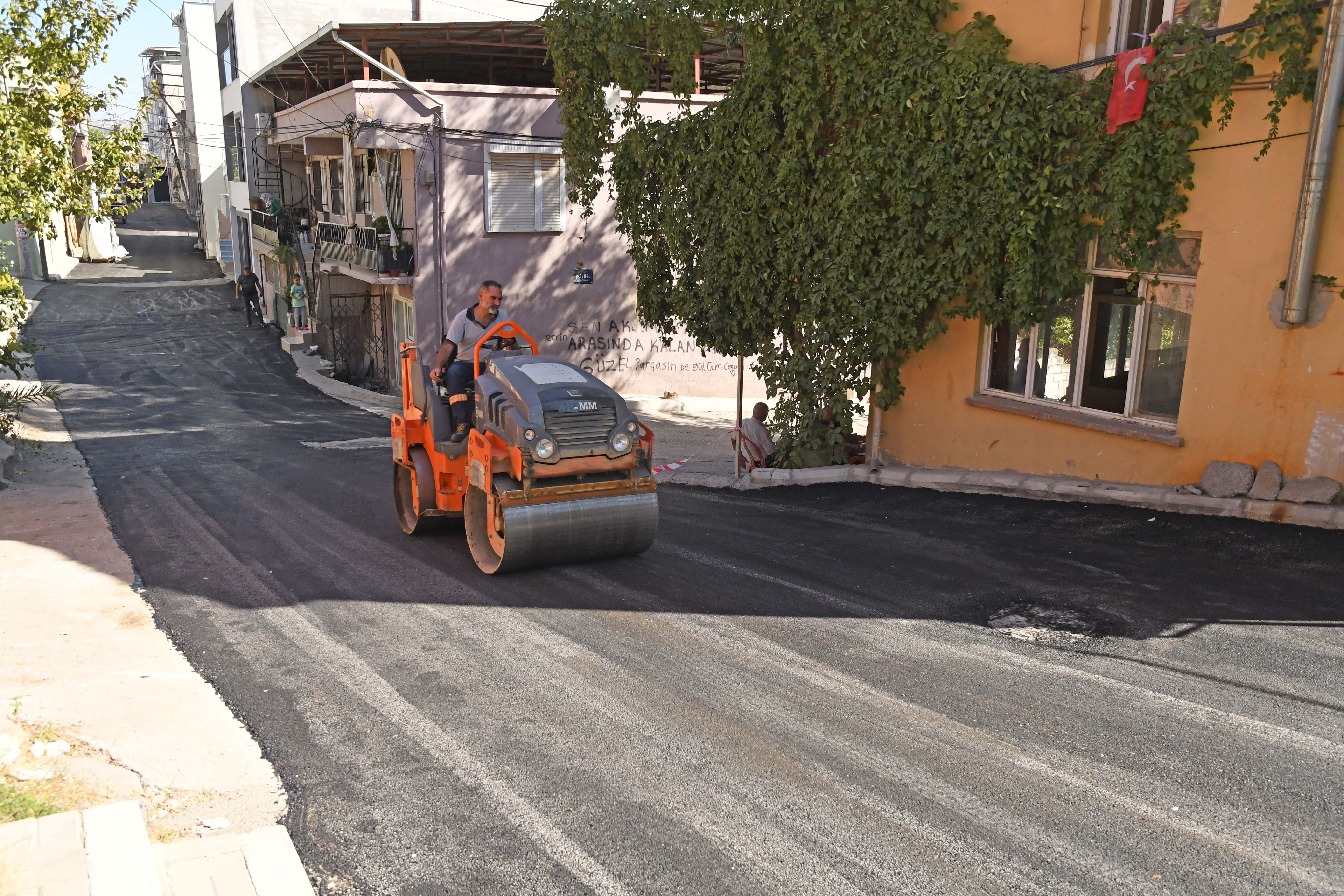 Karabağlardan asfalt atağı: 7 ayda 20 bin ton