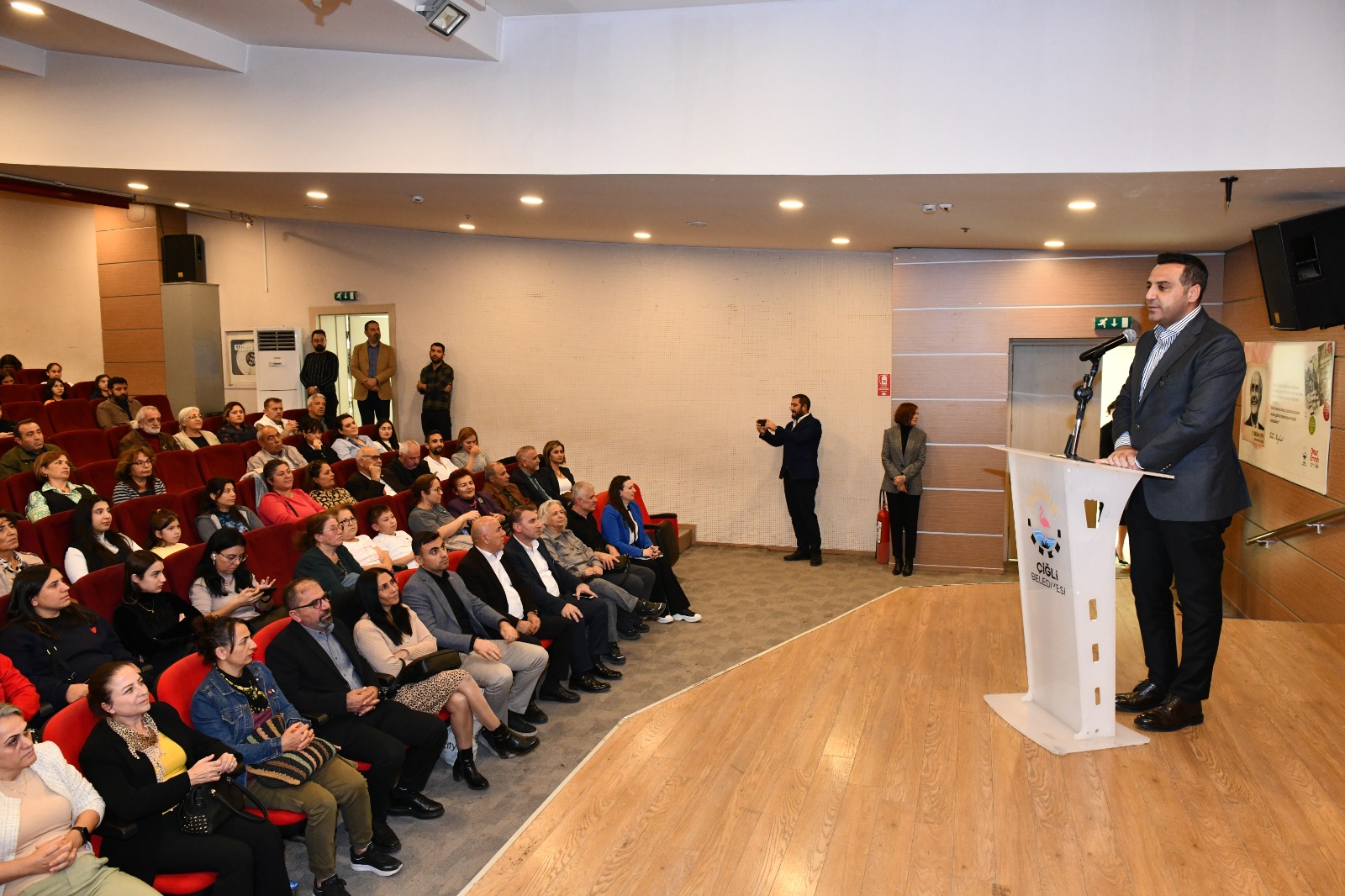 Çiğli’de “Önce İnsan ve Bir Dahi Atatürk" Belgesel Gösterimine Büyük İlgi