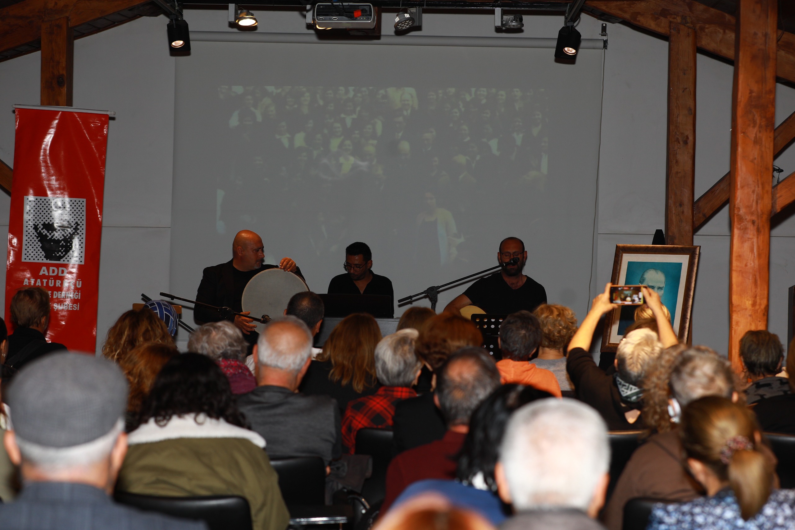 "Atatürk anılarla ve sevdiği şarkılarla anıldı"