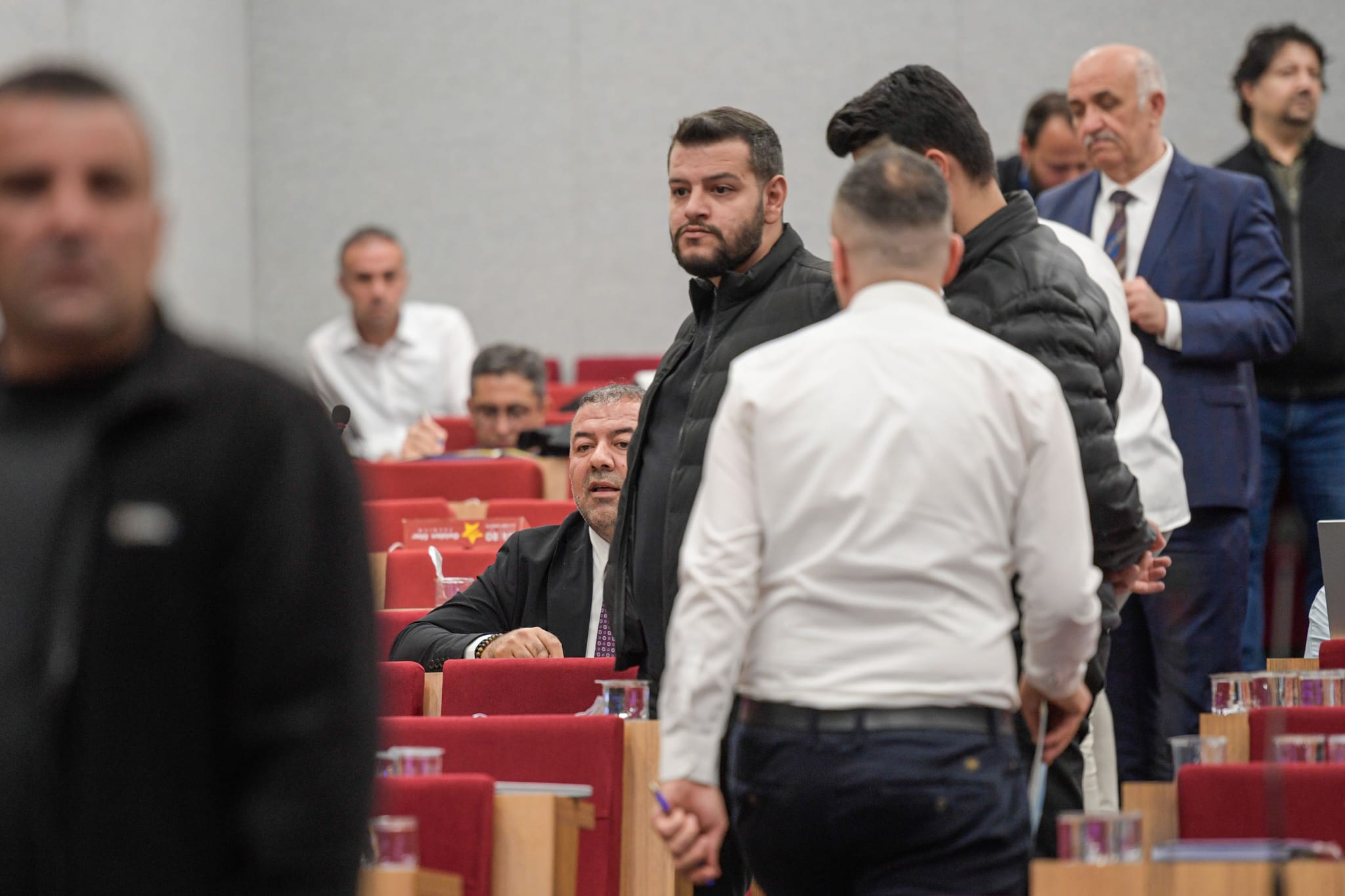 Büyükşehir meclisinde kadınlardan Aydemir protestosu