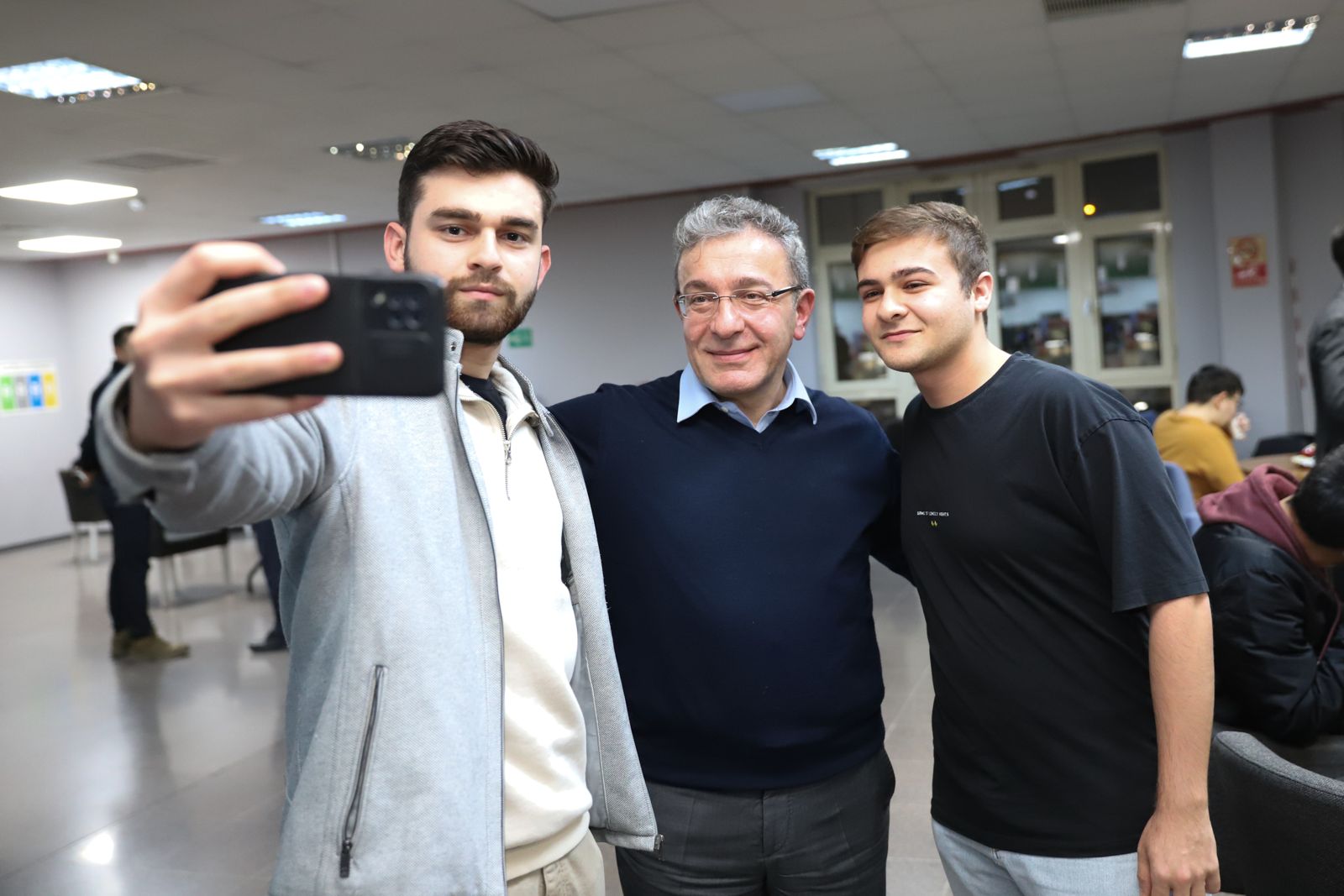 REKTÖR YILMAZ'DAN ÖĞRENCİLERE SÜRPRİZ ZİYARET