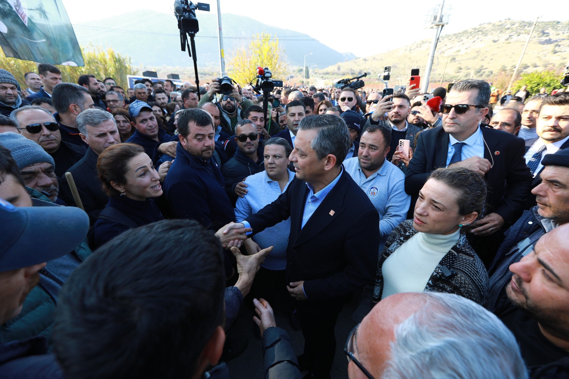 Meryem Ana Evi nöbetine Özel'den destek: Sonuna kadar arkasındayız"