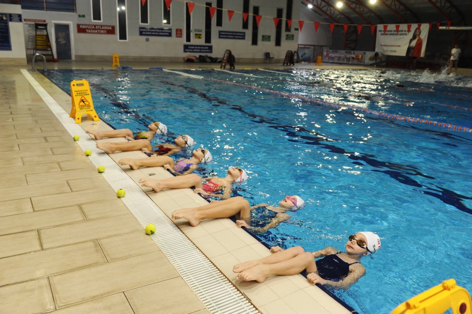 Olimpiyat madalyalı yüzücü, Karşıyakalı sporcularla buluştu