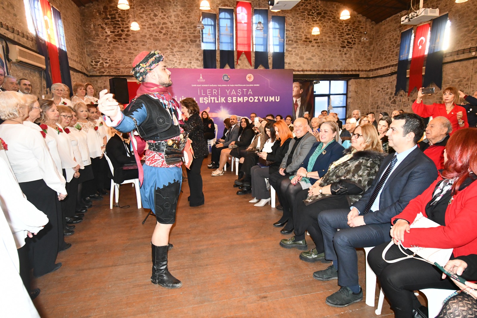 İzmir’de İleri Yaşta Dijital Eşitlik Sempozyumu yapıldı