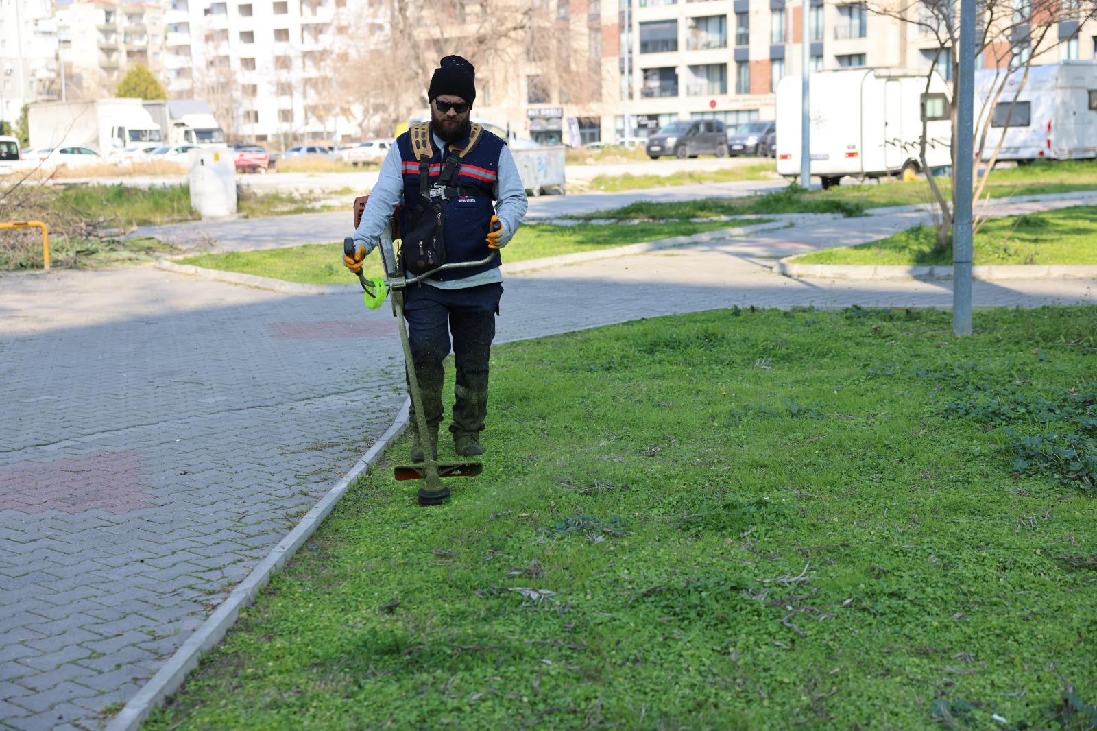 Bayraklı'da parklara kapsamlı bakım