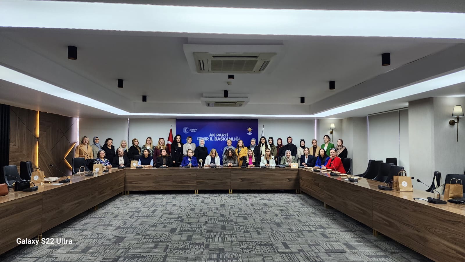 AK Parti İzmir Kadın Kolları'ndan 'Kadınlar Günü' mesajı