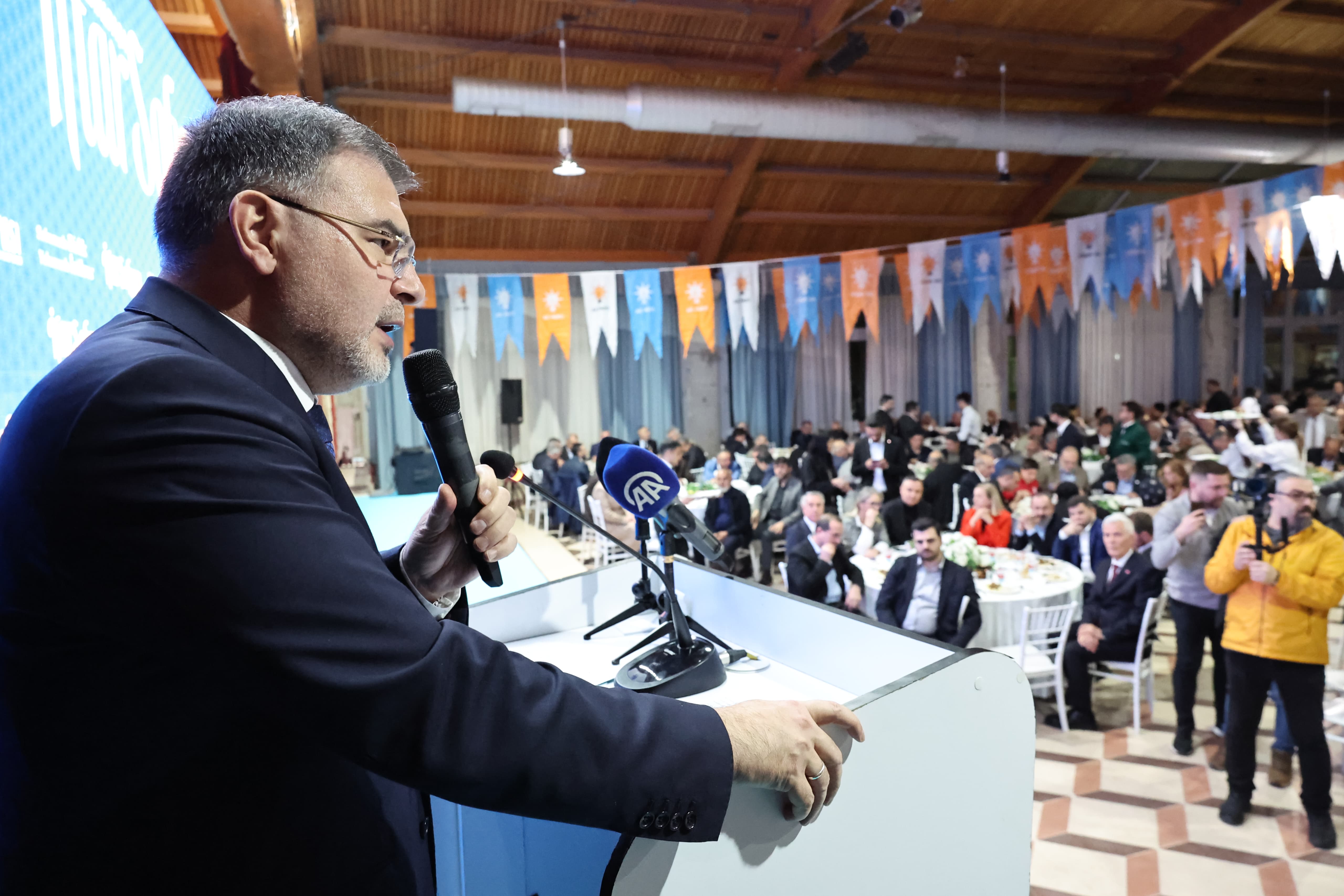 AK Parti İzmir İl Başkanı Bilal Sagyılı; ‘’Türkiye kabuğunu kırdı, izleyici ülke konumundan ‘aktör ve takip edilen ülke konumuna’ geldi’’ ‘’Türkiye, ‘Politika soyguncularının, belediye hortumcularının, kurultay hokkabazlarının’ gündemlerine takılmayacaktı