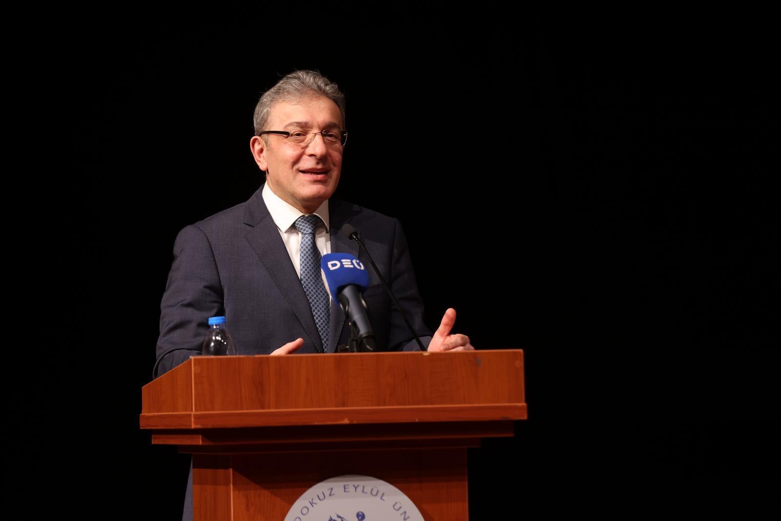 DEÜ'DE TİYATRO COŞKUSU: MUHSİN ERTUĞRUL VE SUAT TAŞER ÖDÜLLERİ SAHİPLERİNİ BULDU