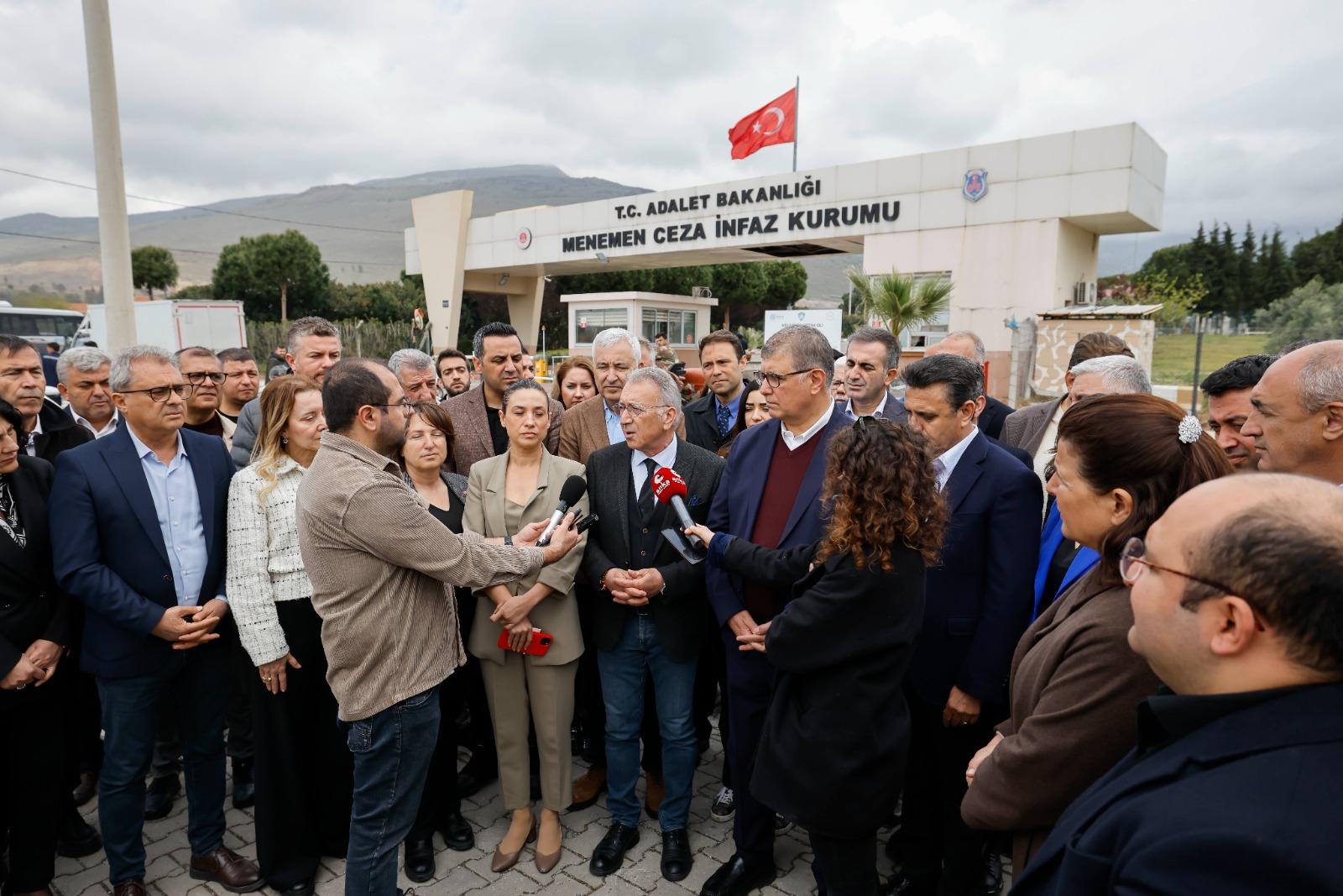Başkan Tugay, ilçe belediye başkanlarıyla tutuklu 17 genci ziyaret etti