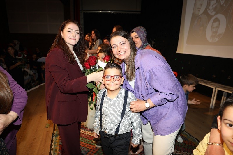 Menderes Belediyesi Çocuk Tiyatrosu Sahnede