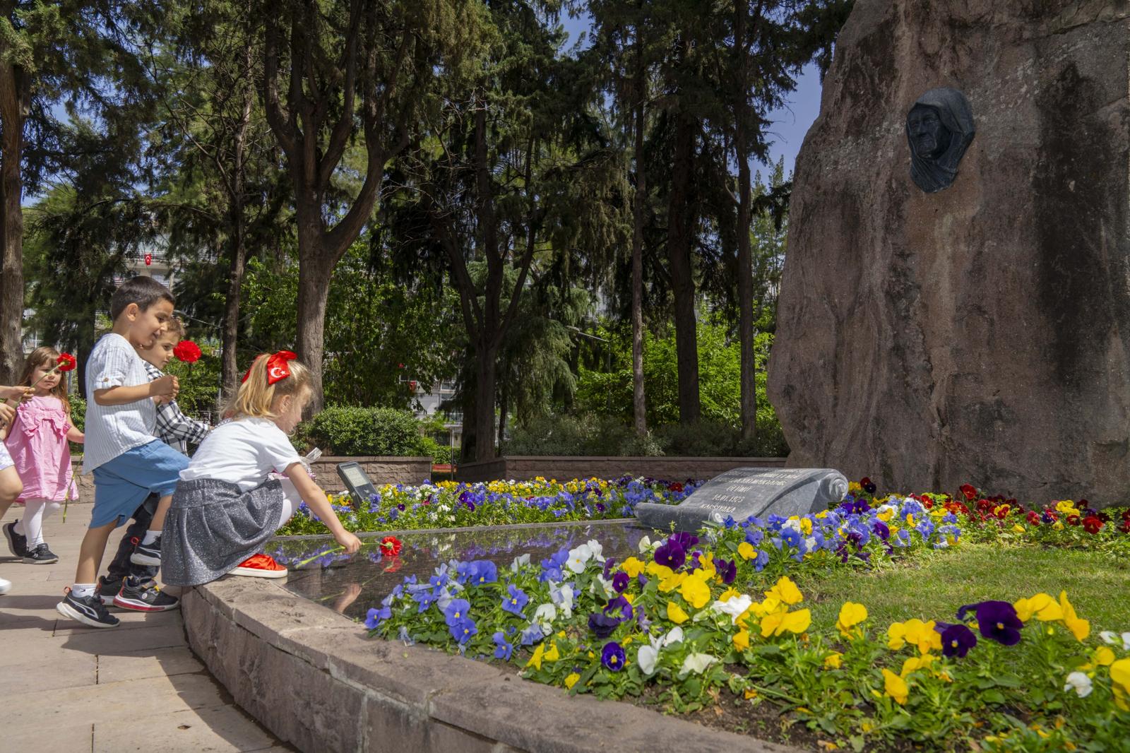 İzmirli annelere en özel kutlama