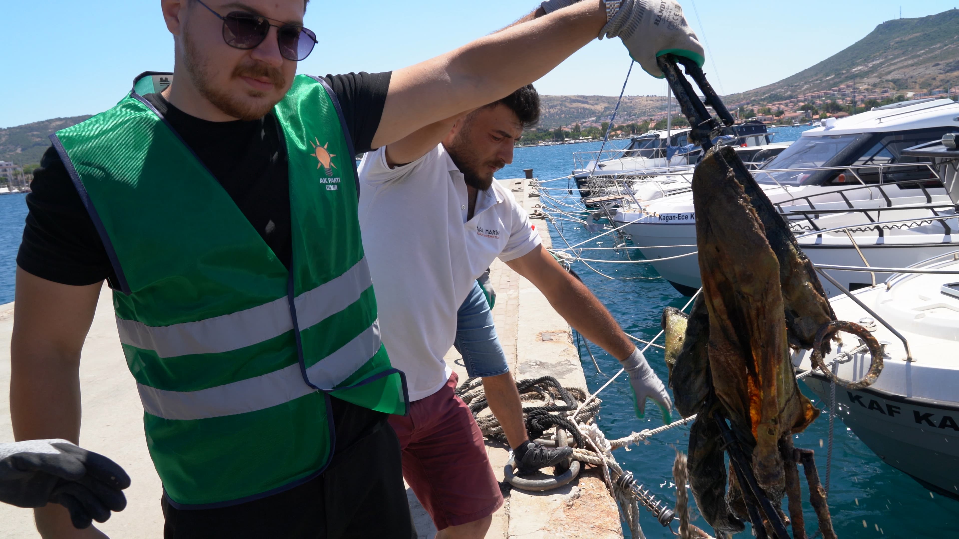 AK Parti İzmir'den Dünya Çevre Günü'nde denizde dip tarama temizliği!