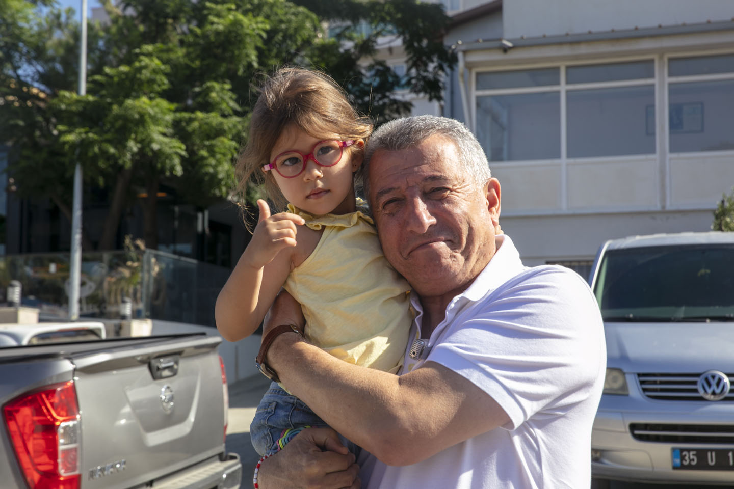 Güzelbahçe Belediyesi’nden Öğrencilere Tatlı Sürpriz: Öğrencilere Dondurma ve Hamburger