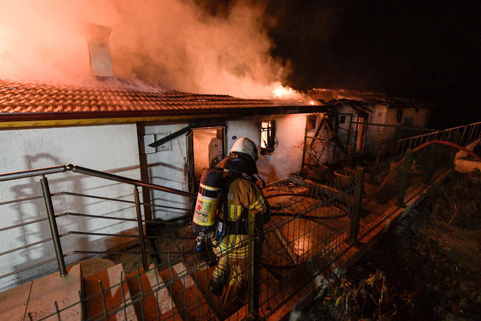 Ekipler Doğanbey’de yerleşim yerlerindeki yangını kontrol altına aldı