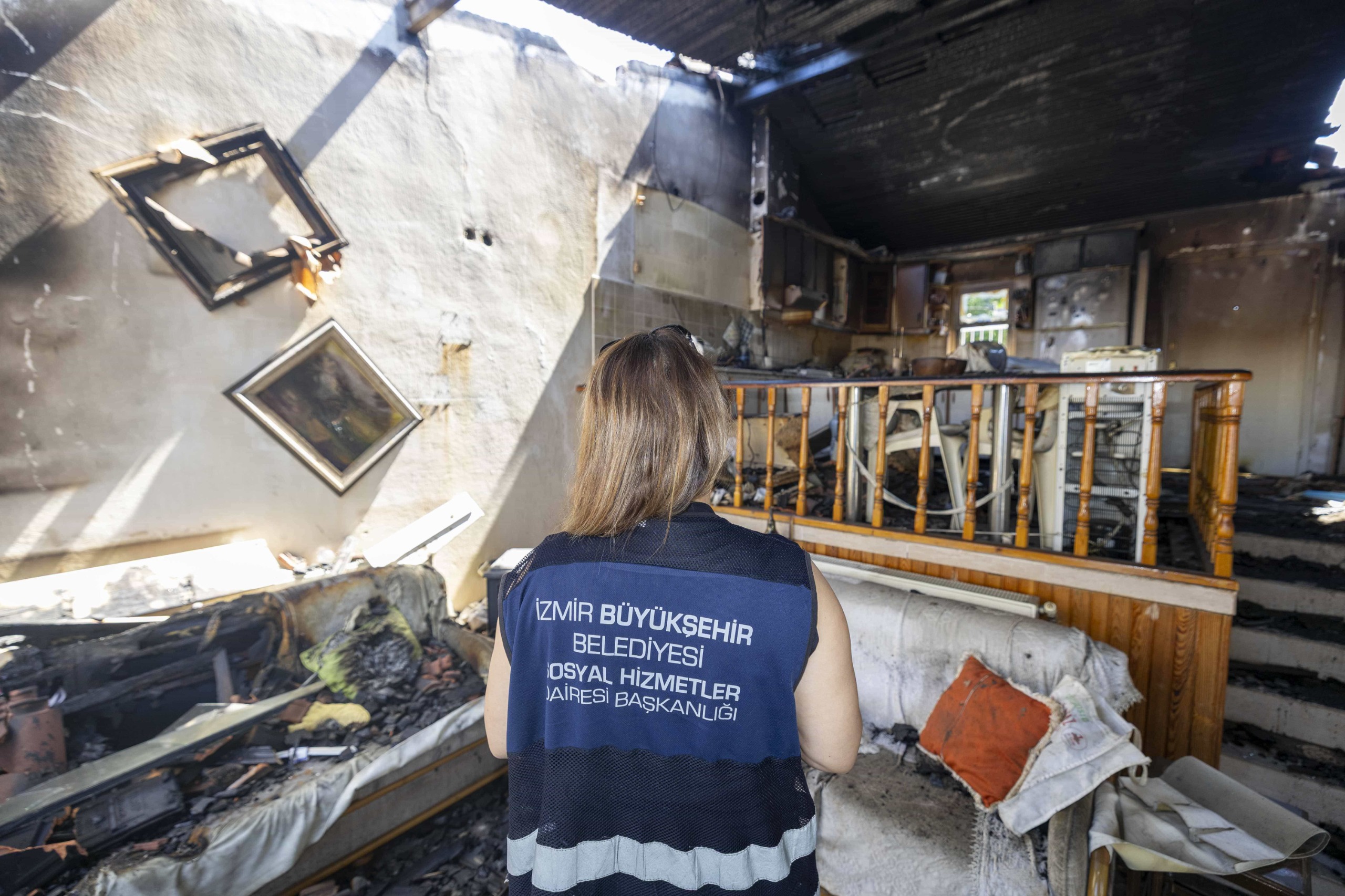 İzmir Büyükşehir Belediyesi saha ekipleri yangının yaralarını sarıyor