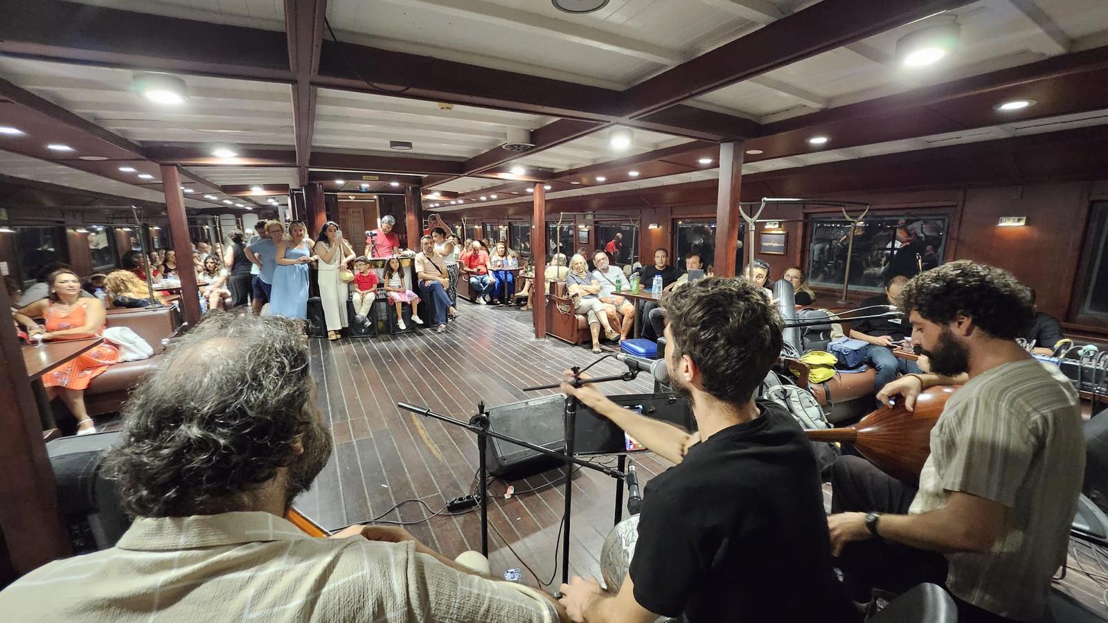 Körfez'den rembetiko ezgileri yükseldi