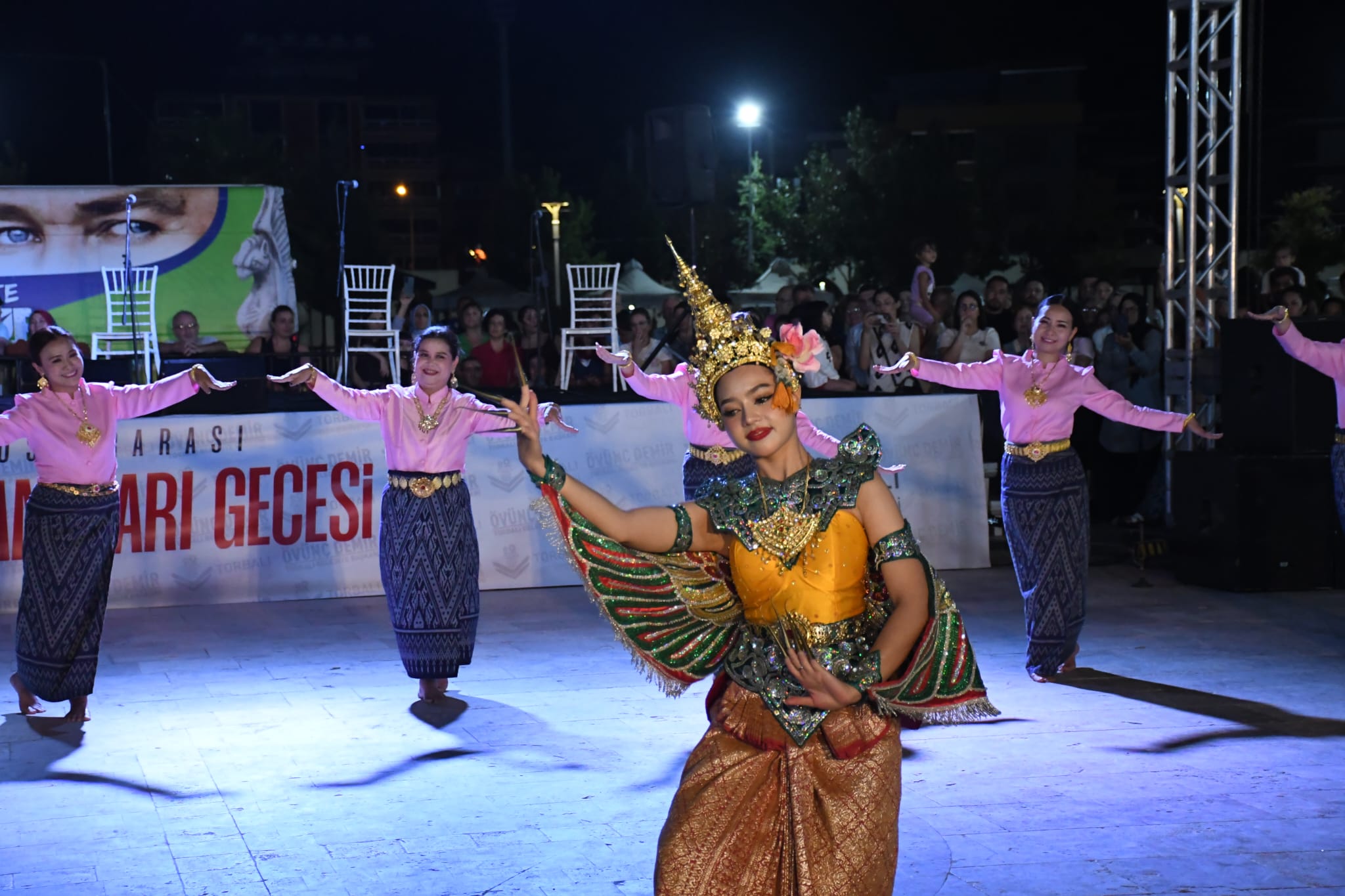 8 Ülke, Tek Sahne: Torbalı’da Kültürlerarası Buluşma