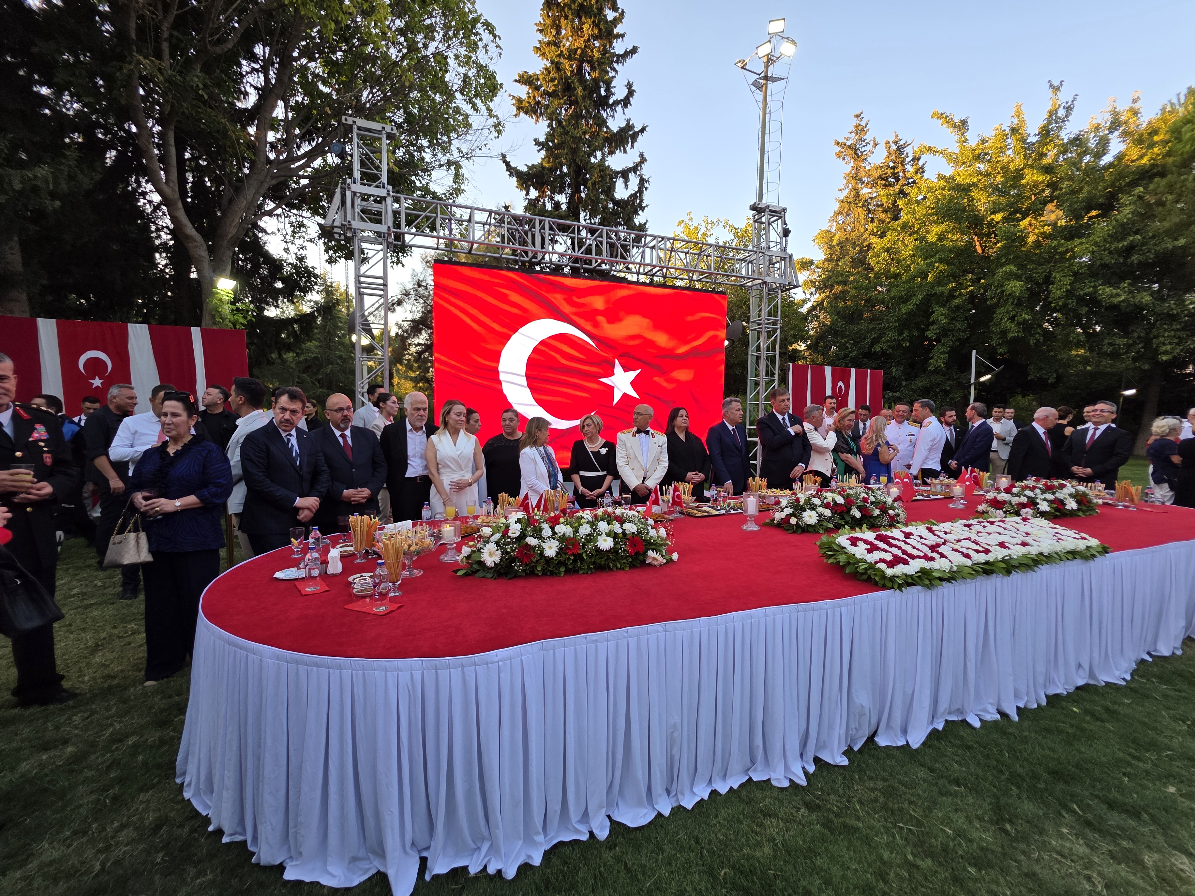 CUMHURİYETİMİZE SAHİBİZ, DÜŞMANA GEÇiT VERMEYiZ!