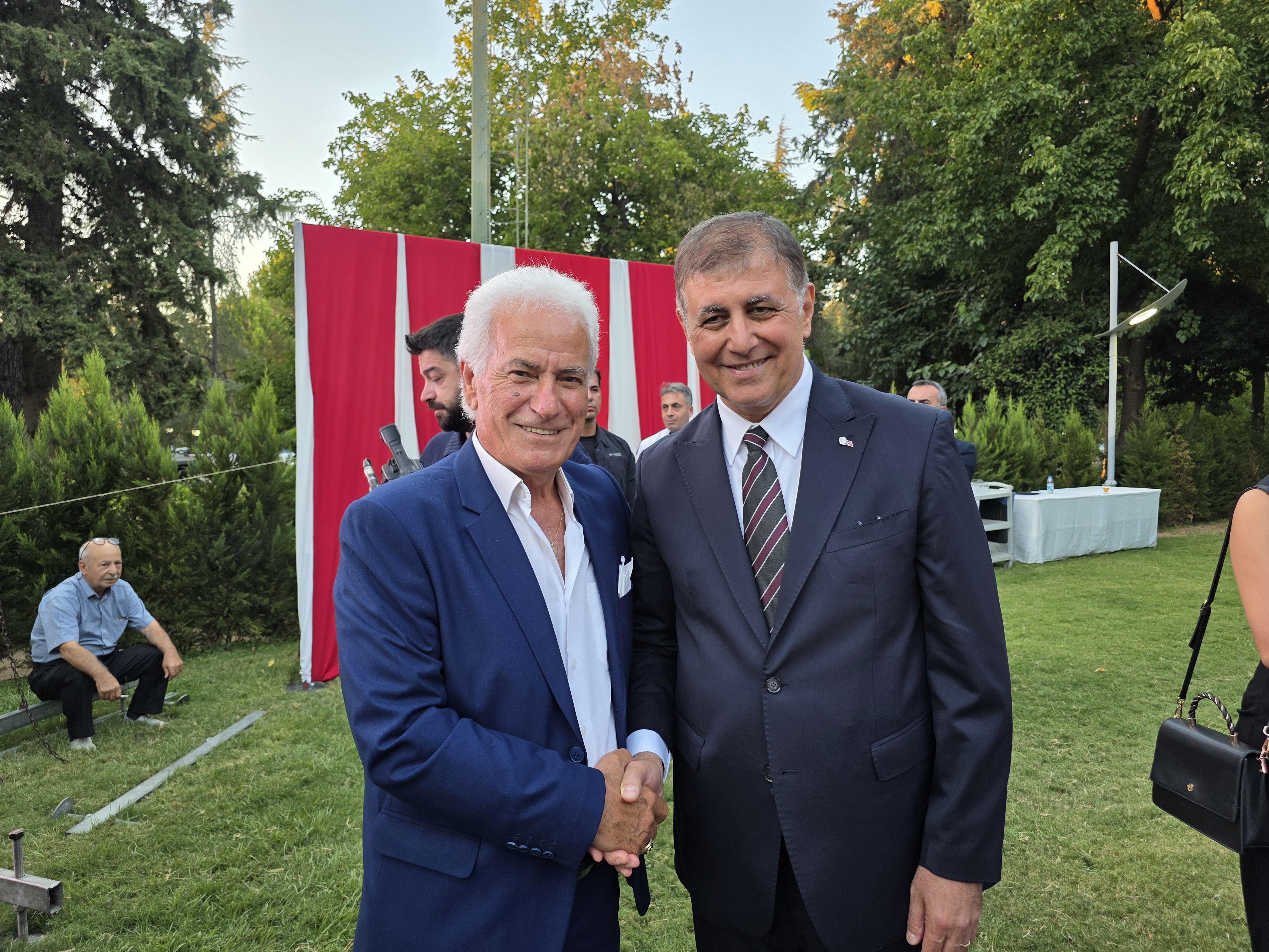 CUMHURİYETİMİZE SAHİBİZ, DÜŞMANA GEÇiT VERMEYiZ!