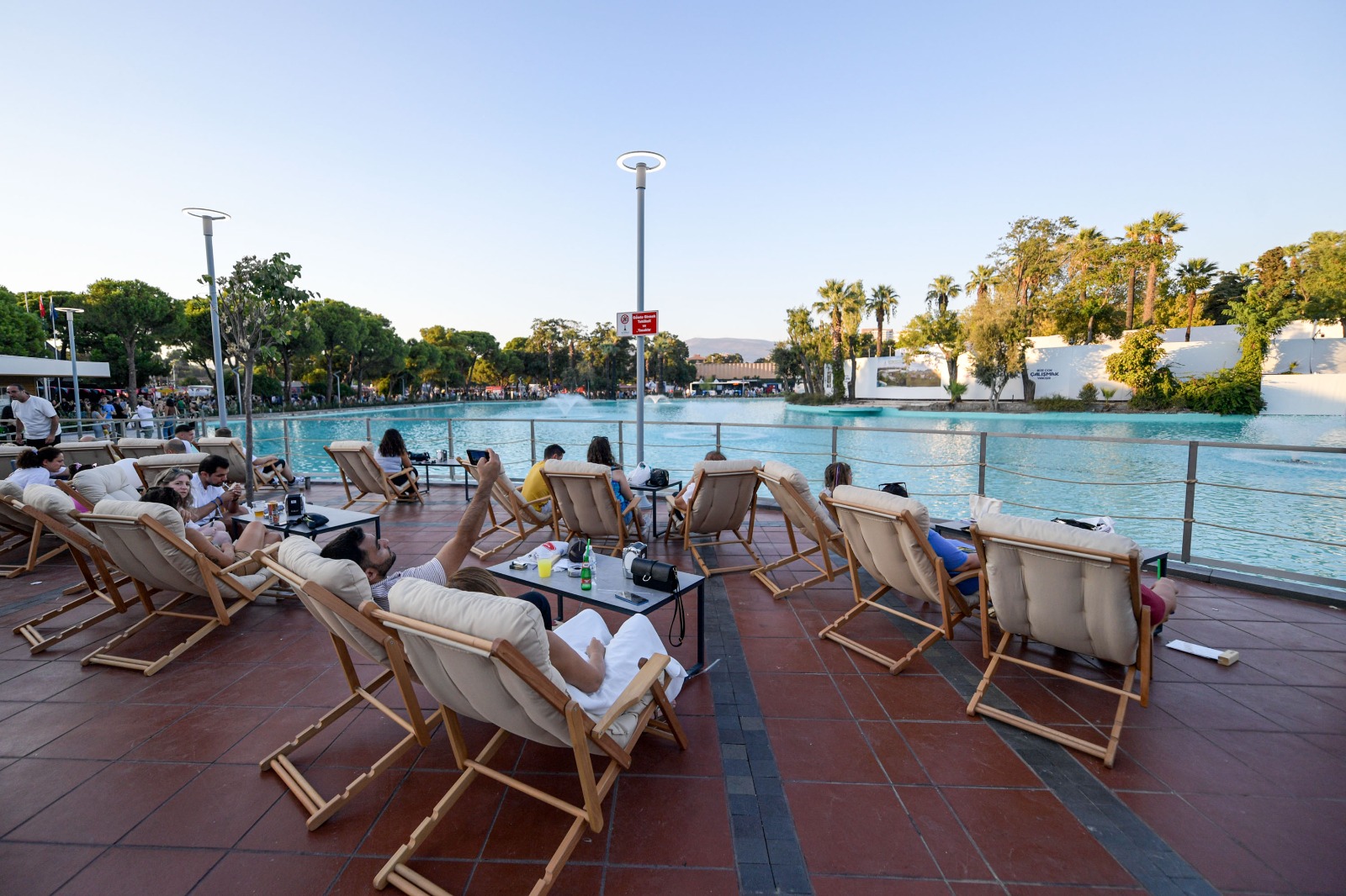 İzmirliler yenilenen Göl Gazinosu’na akın etti