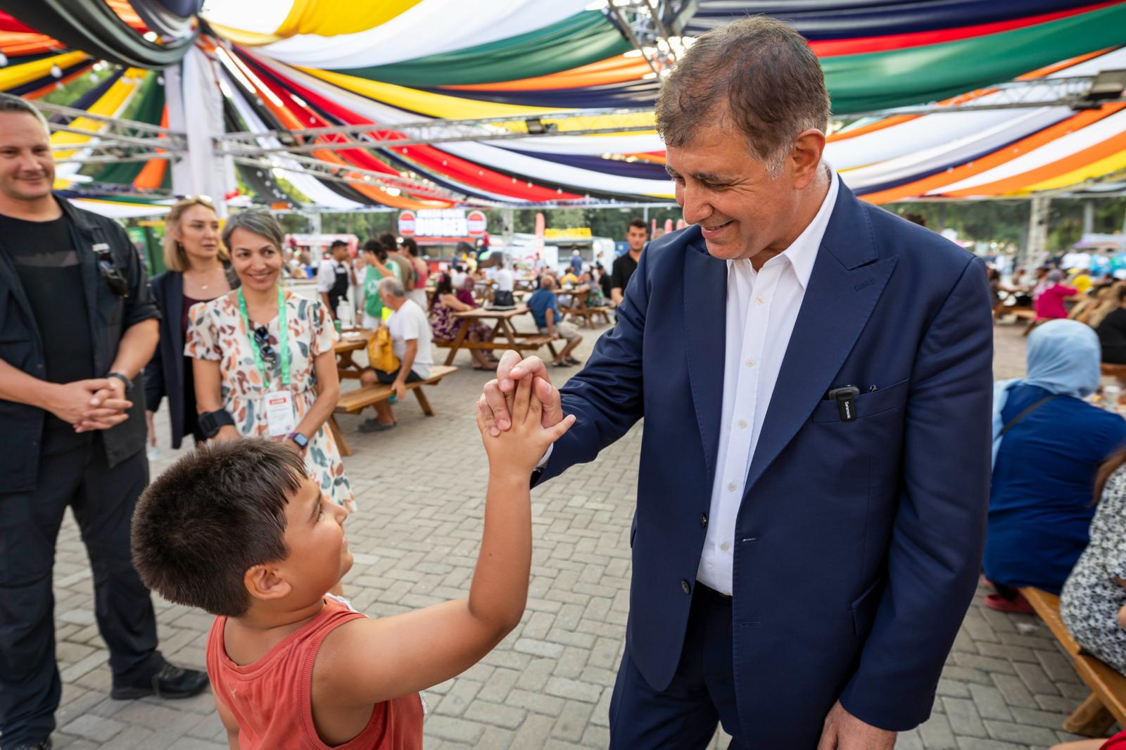 Başkan Tugay’dan çocuklara özel ilgi