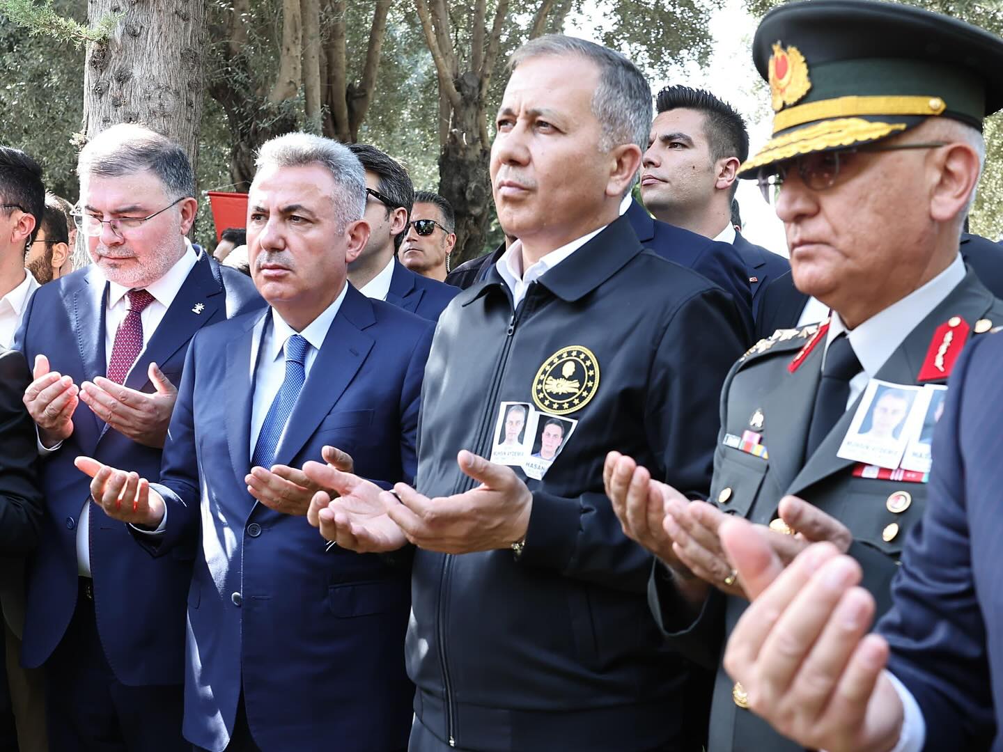 İzmir'deki polis merkezinde şehit olan polisler son yolculuğa uğurlandı