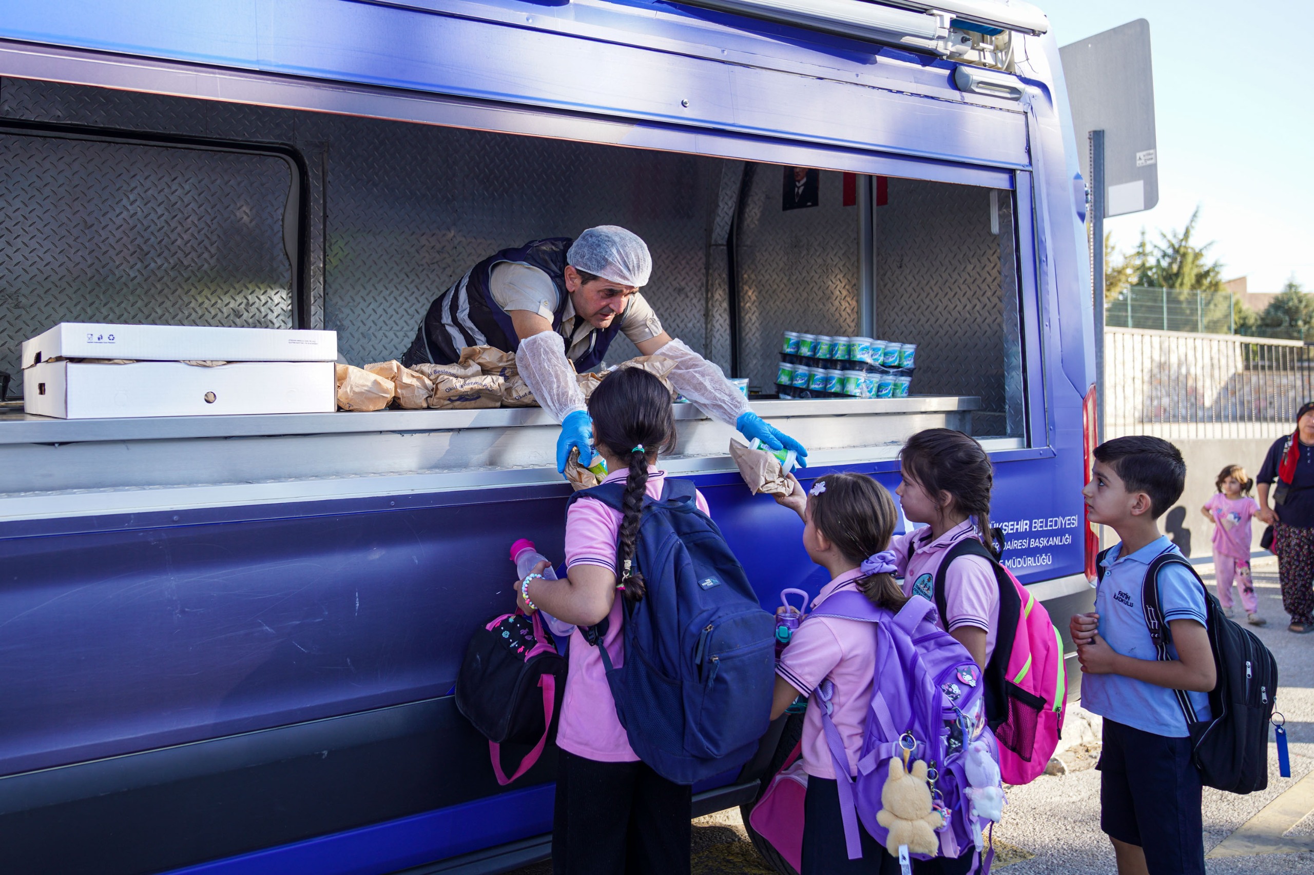 İzmir Büyükşehir Belediyesi’nin beslenme paketi projesi sürüyor