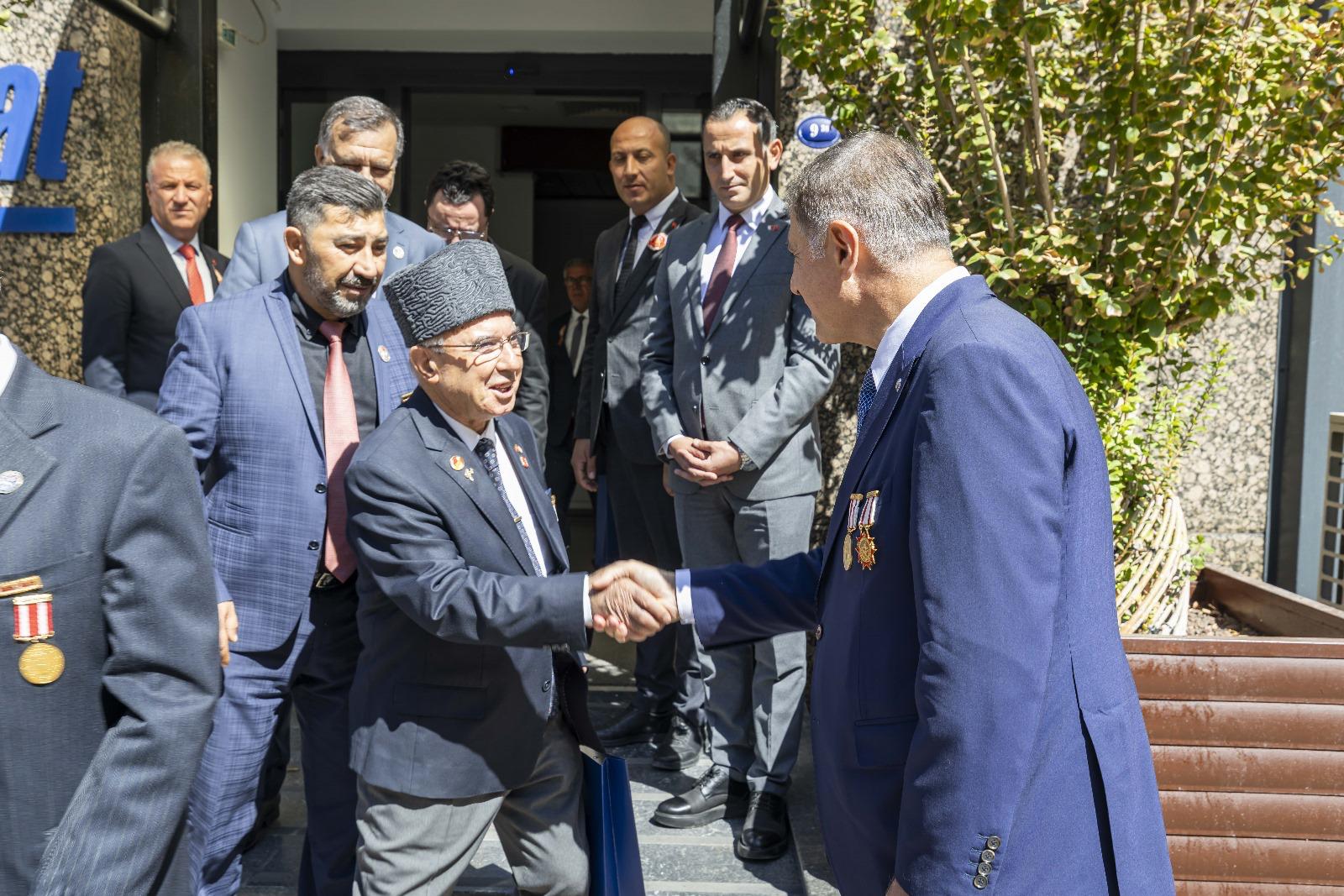 Başkan Tugay gazileri ağırladı “Sizi ailem gibi görüyorum”