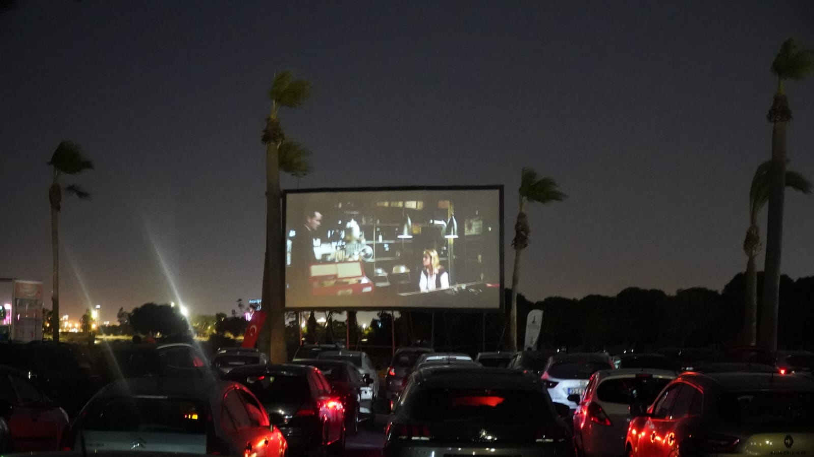 İzmir’de arabada film keyfi