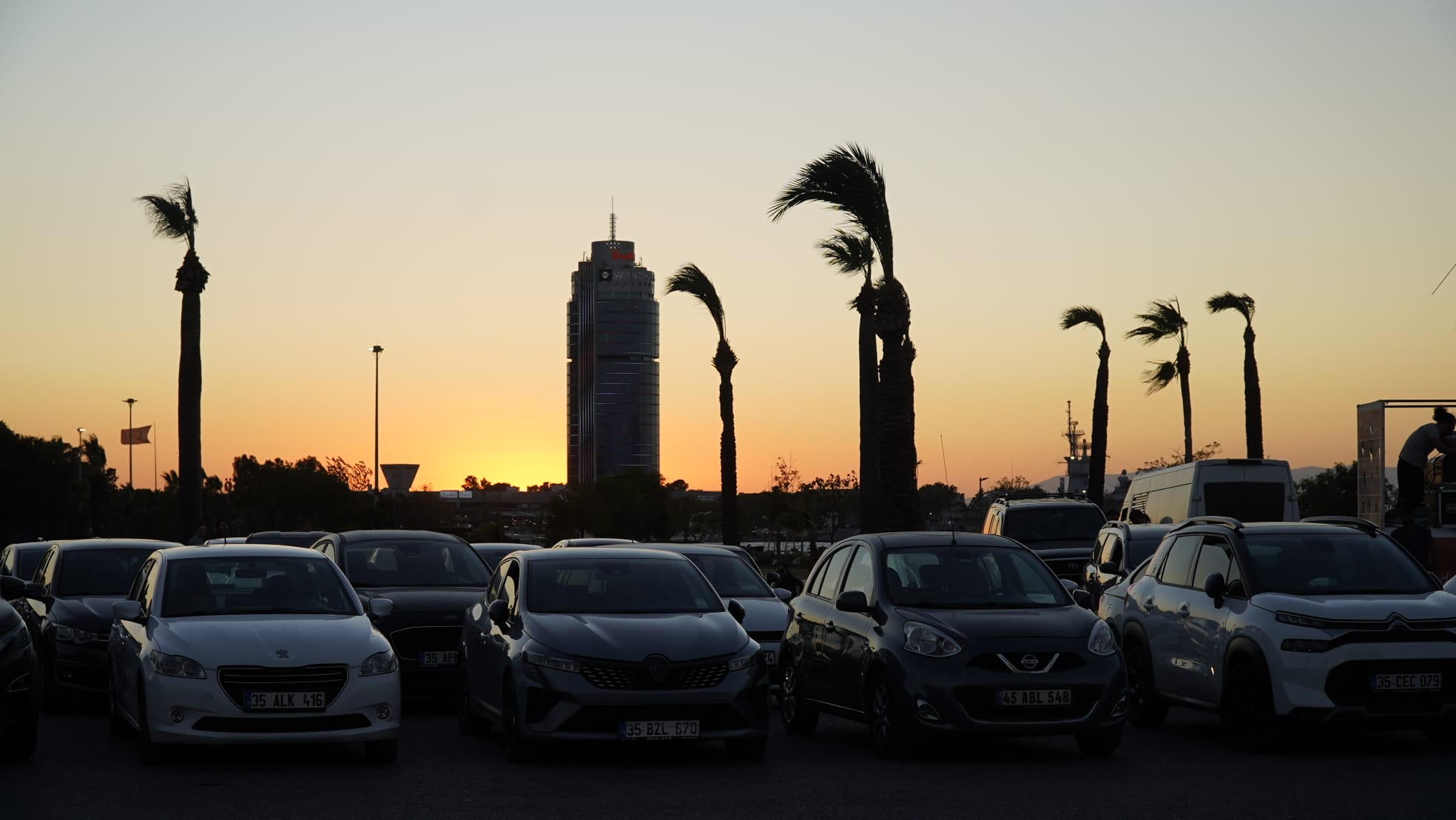 İzmir’de arabada film keyfi