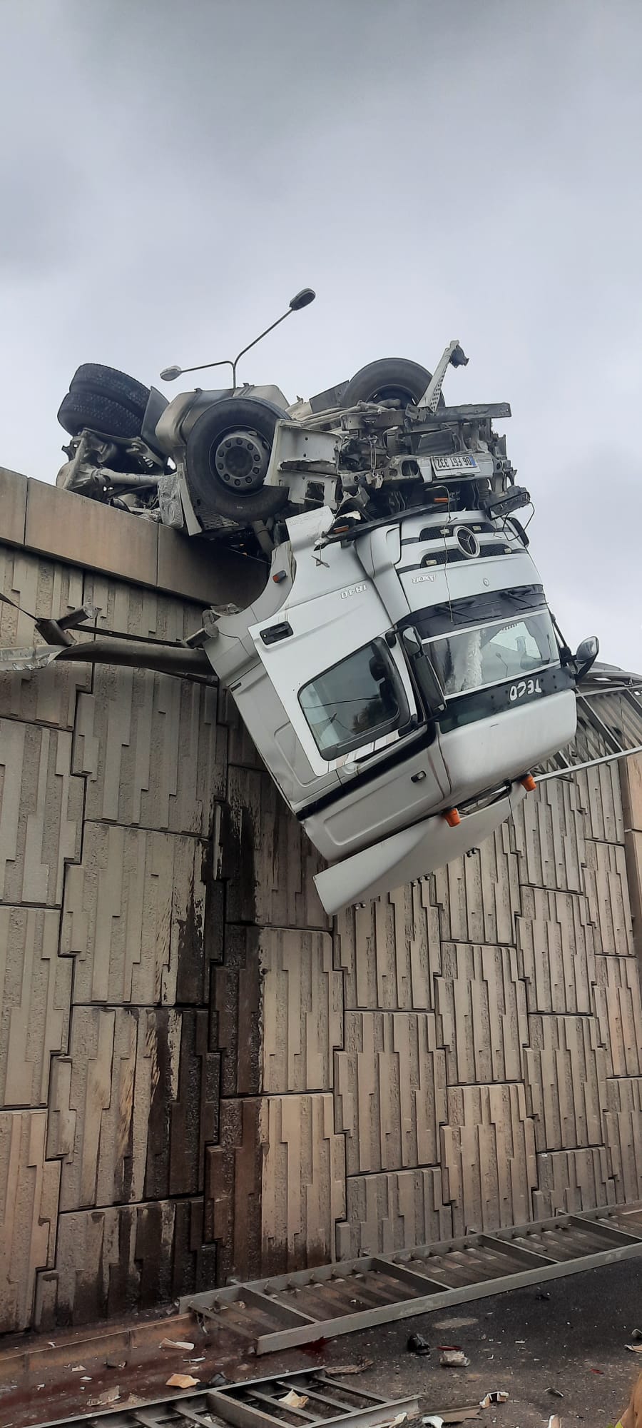 İzmir İtfaiyesi kaza sonrası viyadükte asılı kalan tır şoförünü kurtardı