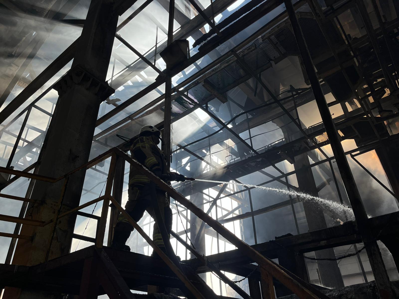 İzmir İtfaiyesi, ALOSBİ'deki fabrika yangınına müdahale etti