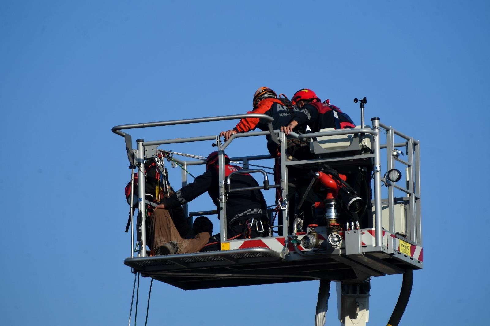 İzmir İtfaiyesi’nden baş döndüren kurtarma operasyonu