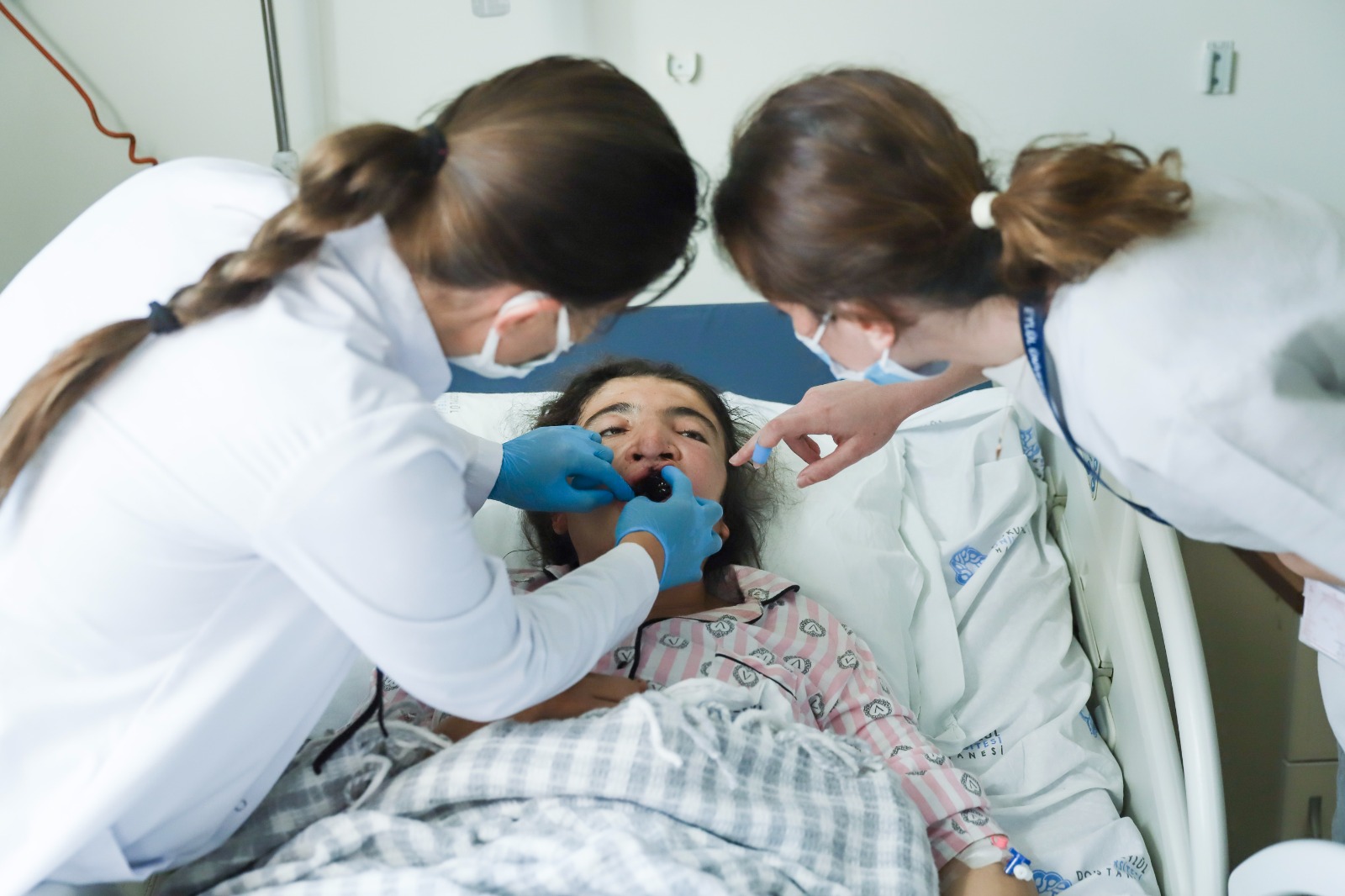 DEÜ'DEN YARIK DUDAK VE DAMAK HASTALARINA İLERİ TEKNOLOJİYLE ÜCRETSİZ TEDAVİ