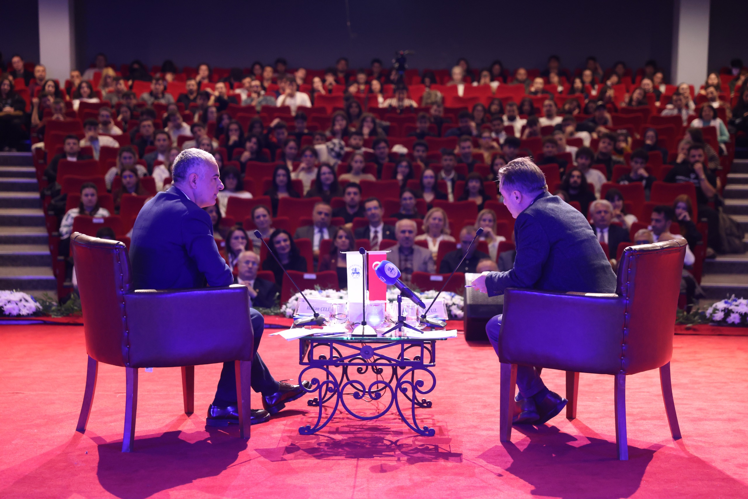 Gazeteci Hakan Çelik, Küresel Gelişmeleri ve Türkiye'nin Konumunu DEÜ'de Değerlendirdi.