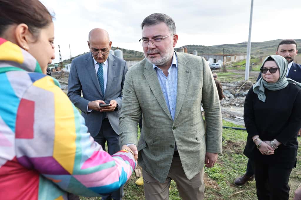 Başkan Saygılı, Foça’da selden etkilenenlere devletin yardımlara başladığını duyurdu