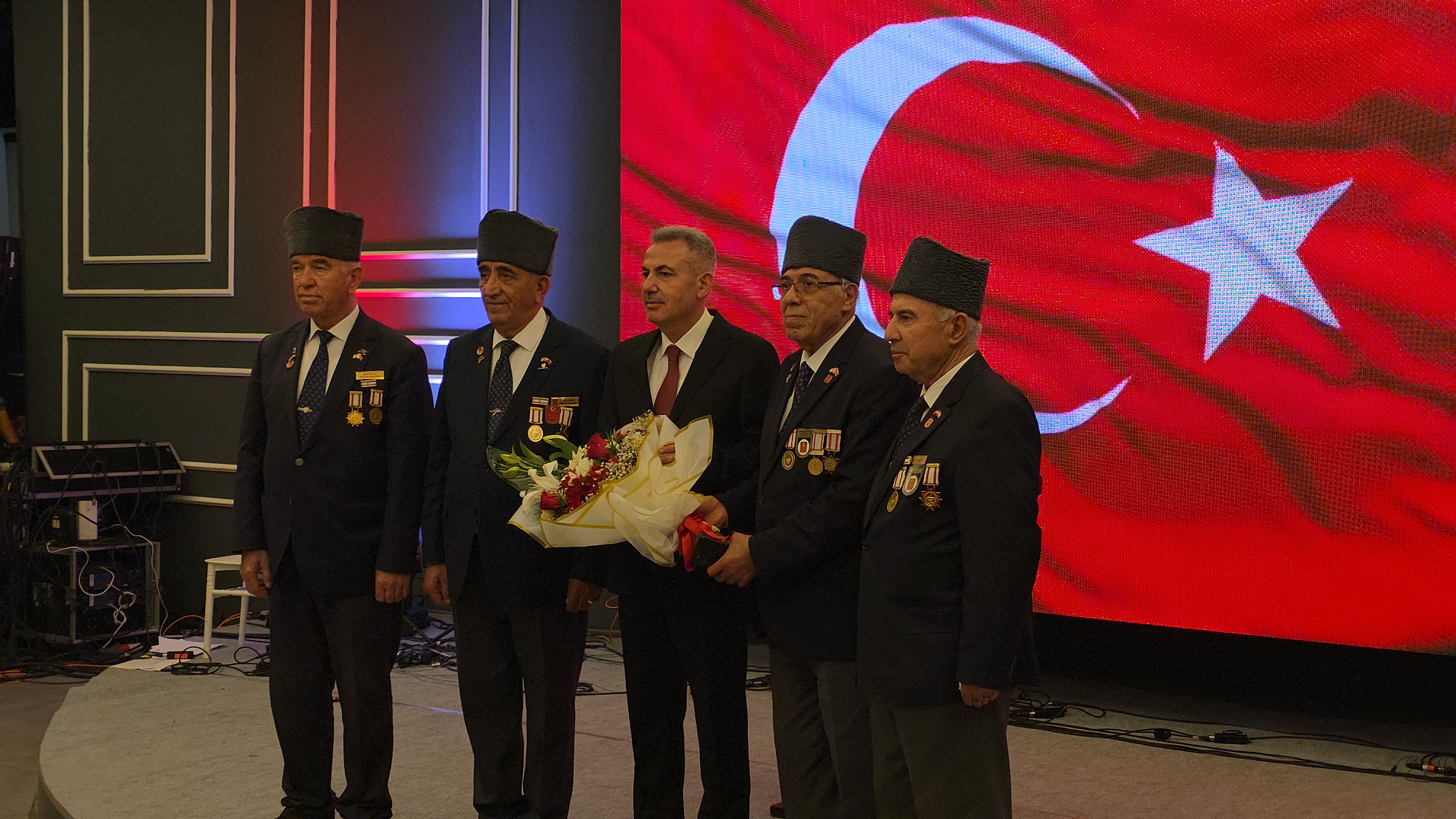 İZMİR'DE 29 EKİM RESEPSİYONU COŞKUYLA GERÇEKLEŞTİ: CUMHURİYET'İN 102. YILI TÖRENLE KUTLANDI