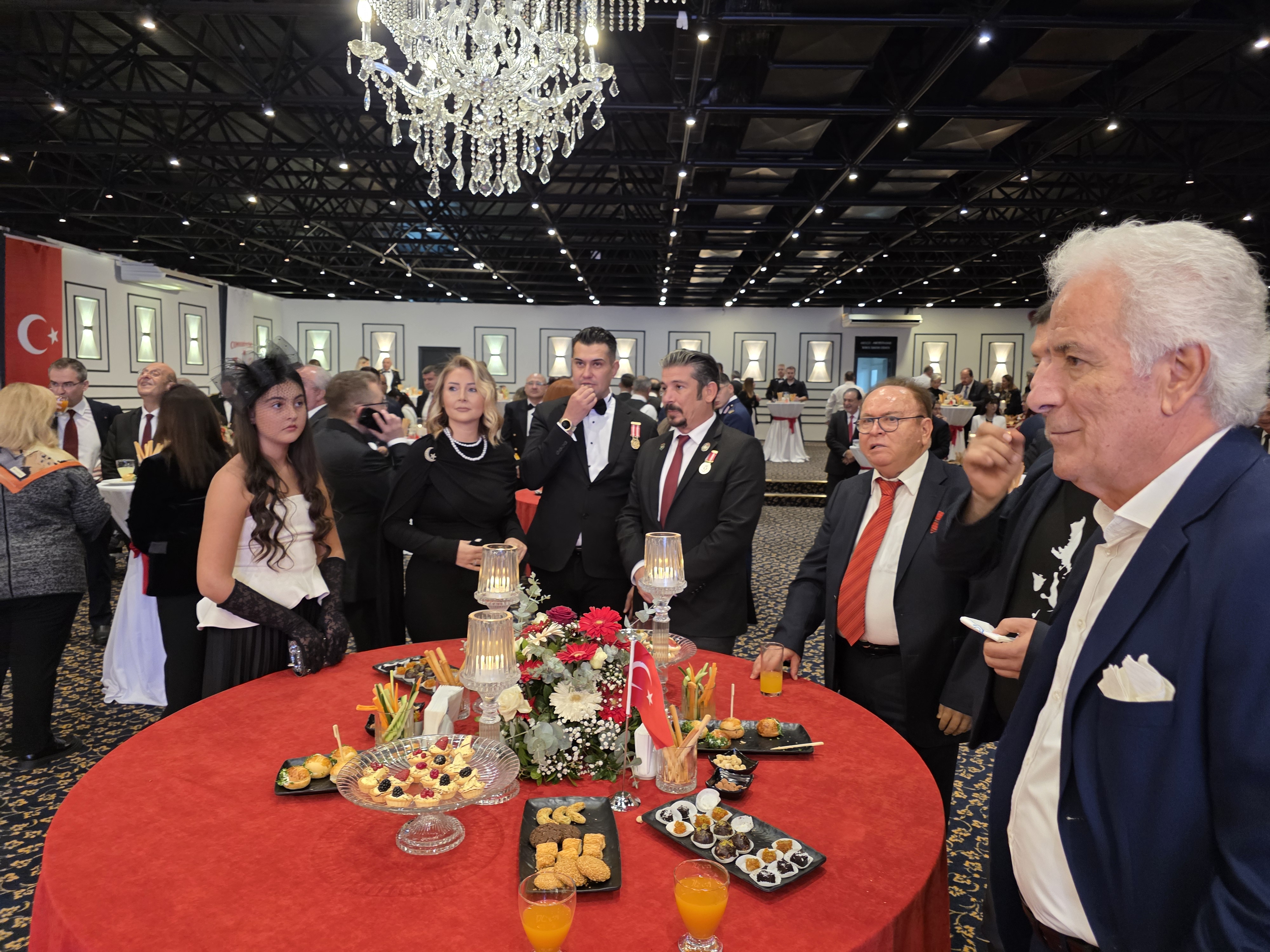 İZMİR'DE 29 EKİM RESEPSİYONU COŞKUYLA GERÇEKLEŞTİ: CUMHURİYET'İN 102. YILI TÖRENLE KUTLANDI