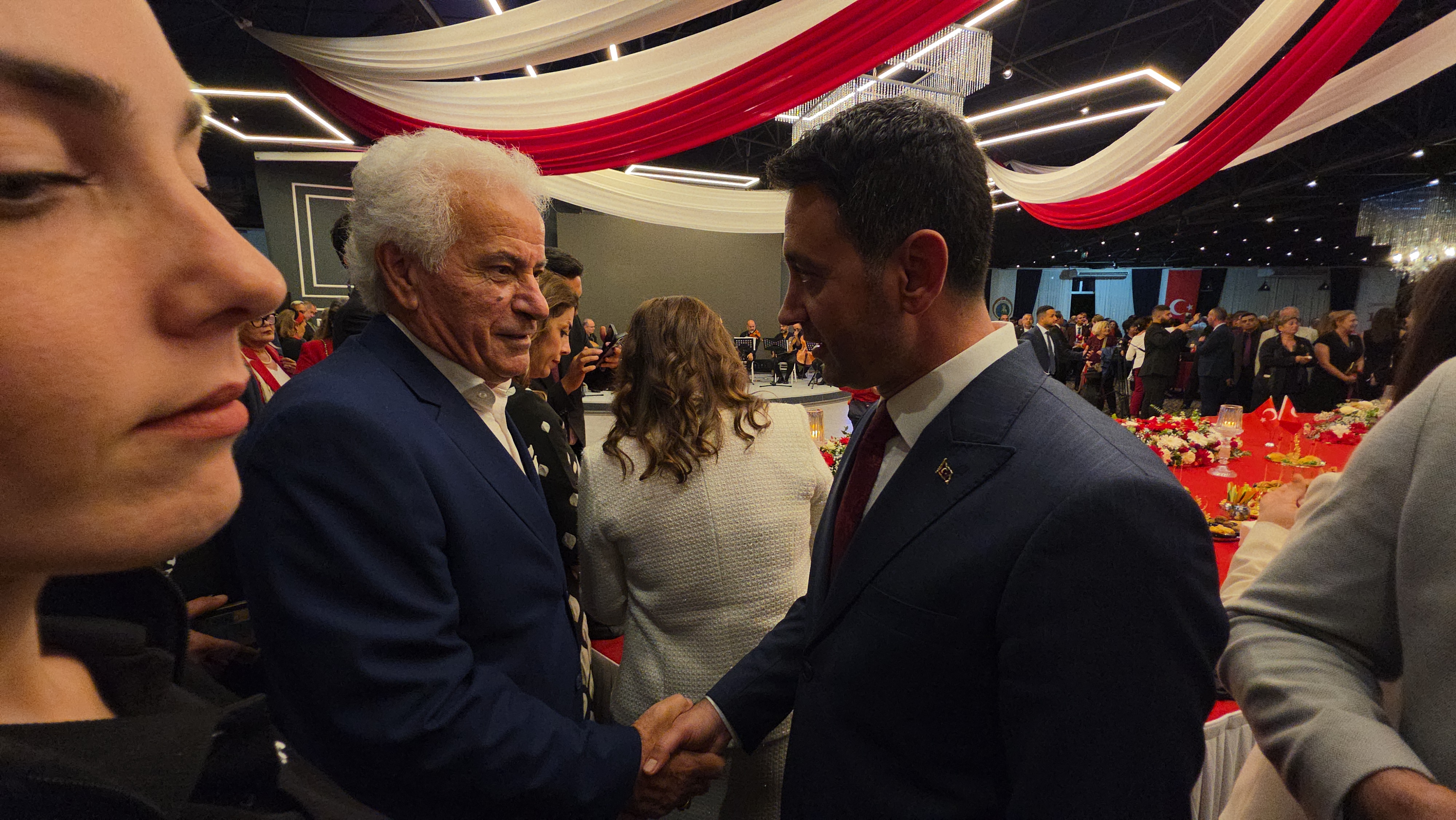 İZMİR'DE 29 EKİM RESEPSİYONU COŞKUYLA GERÇEKLEŞTİ: CUMHURİYET'İN 102. YILI TÖRENLE KUTLANDI