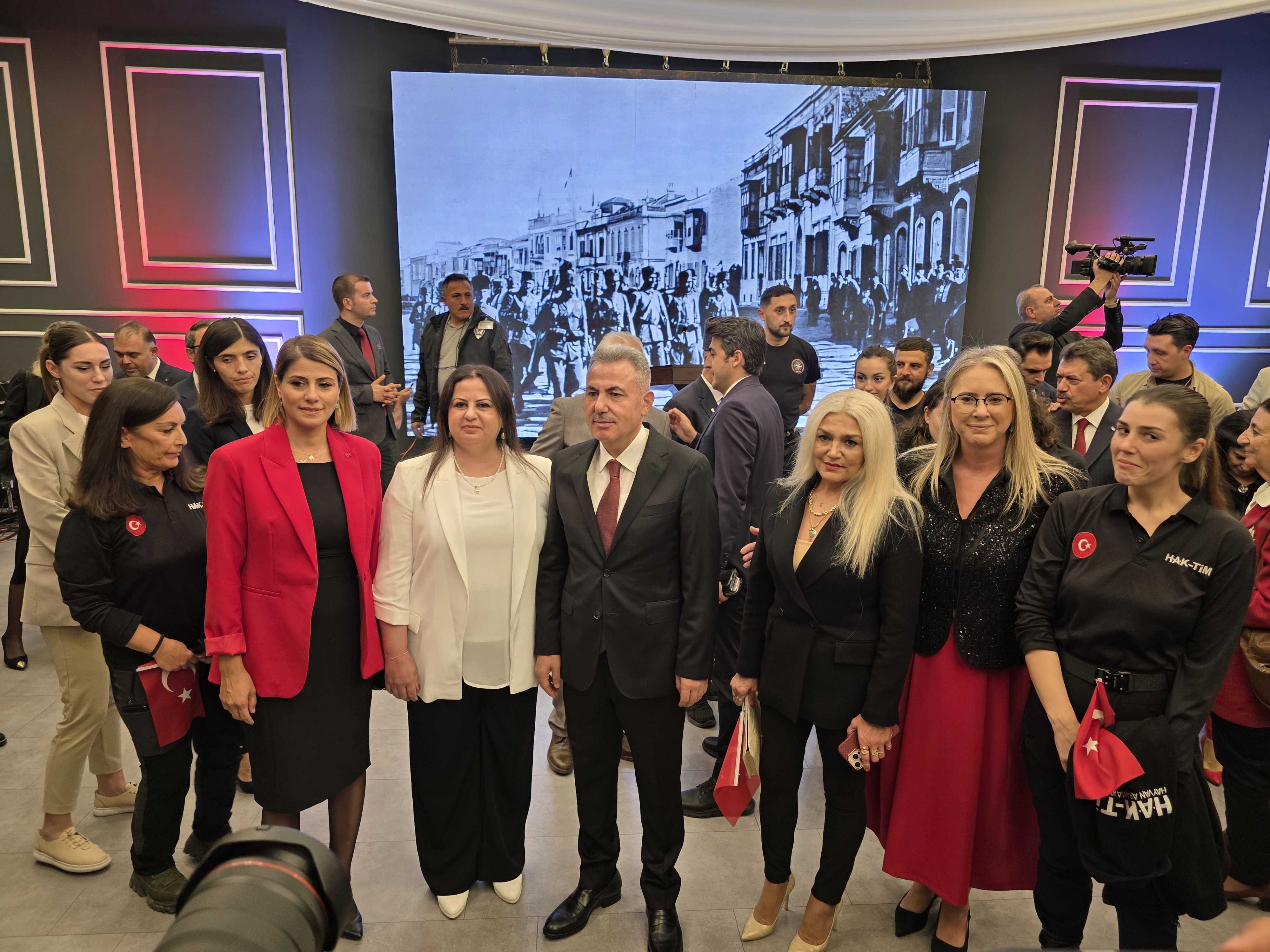 İZMİR'DE 29 EKİM RESEPSİYONU COŞKUYLA GERÇEKLEŞTİ: CUMHURİYET'İN 102. YILI TÖRENLE KUTLANDI